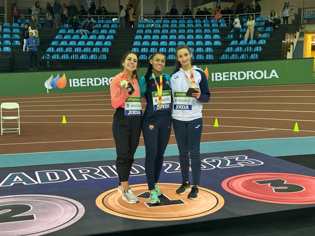 Elena Guiu, a la derecha en el podio. Foto RFEA