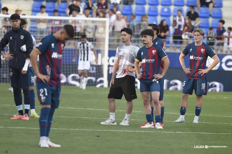 Dani Ojeda, cabizbajo, junto a Mier, Toni Abad y Cantero, tras consumar el descenso. Foto: LaLiga