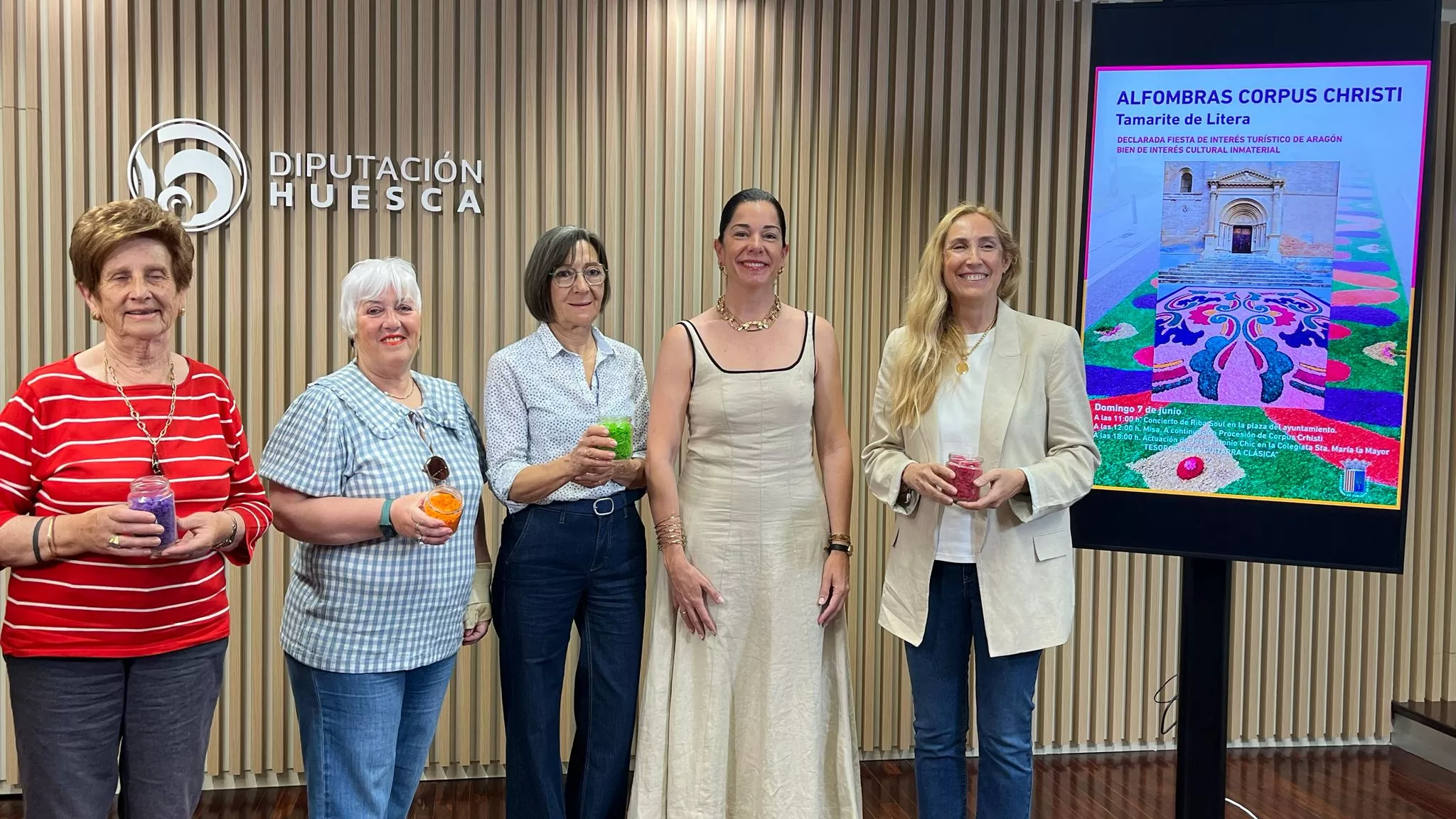 Maricruz Pérez, María José Colomina, Carmen Balagué, Lola Ibort y Sandra González, en la presentación de las alfombras de Tamarite. Foto Mercedes Manterola