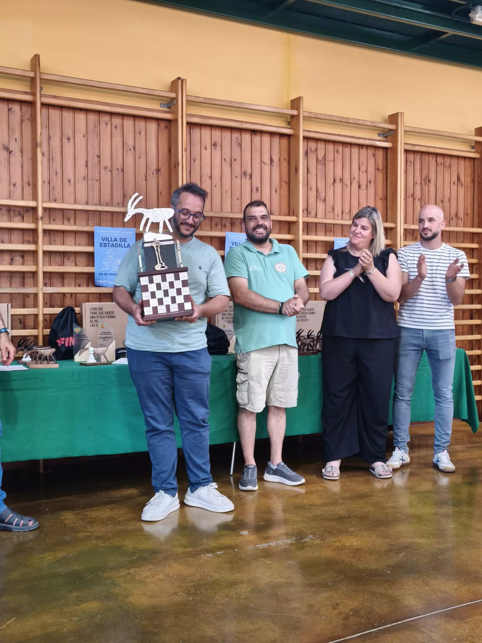 Daniel Moreno luce con orgullo la "craba", el trofeo del ganador.