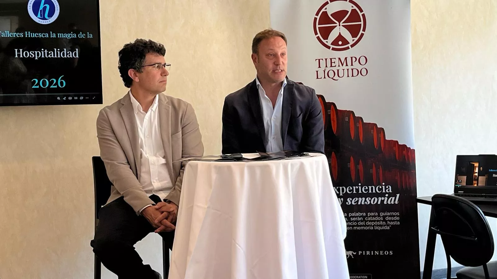 Luis Sierco y Ángel Mas en la presentación de los talleres para el sector hotelero de la provincia de Huesca.