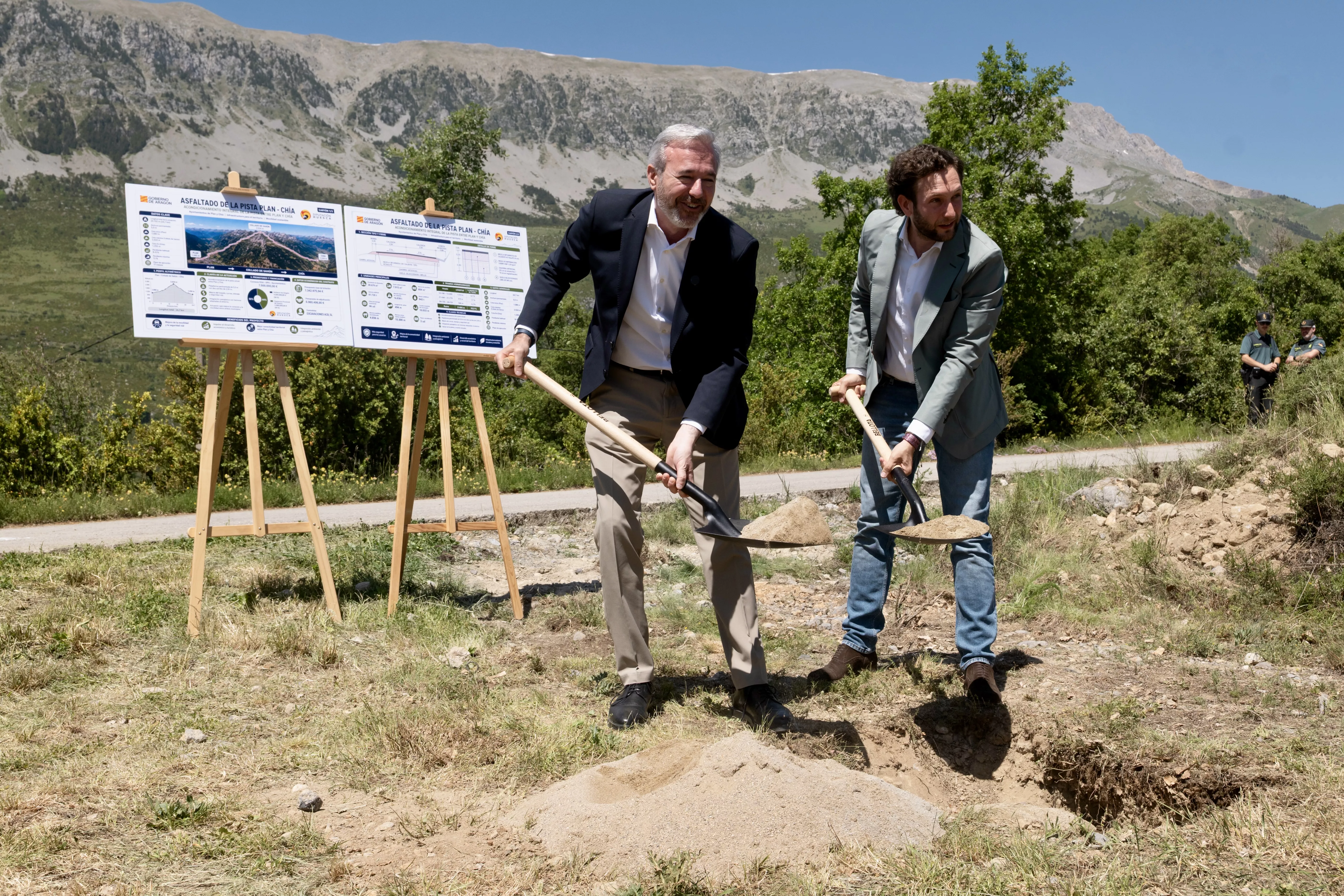 Jorge Azcón e Isaac Claver ponen la primera piedra de las obras de la pista entre Plan y Chía.