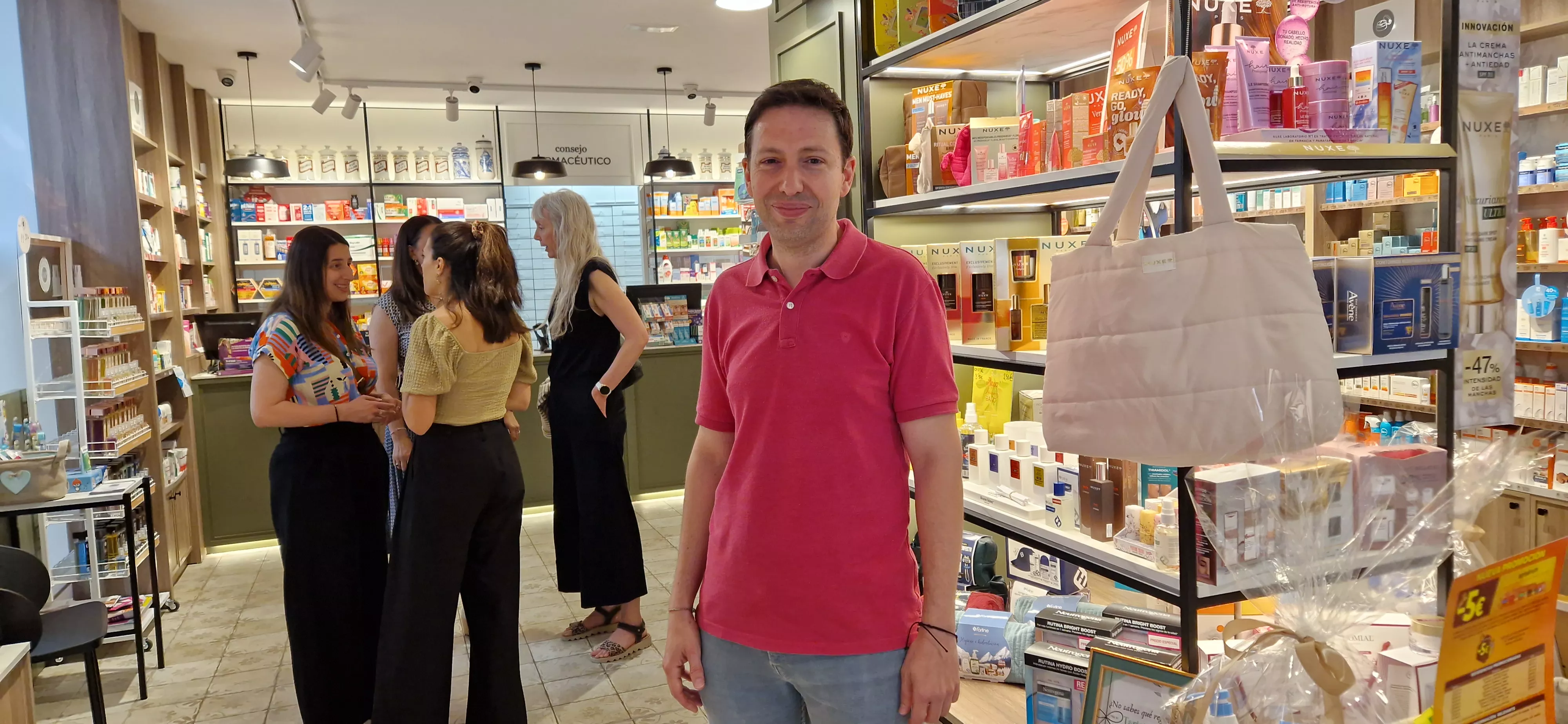 Ignacio Altemir, de la Farmacia Compairé. Primeros sellos para los "Establecimientos más accesibles". Foto Myriam Martínez