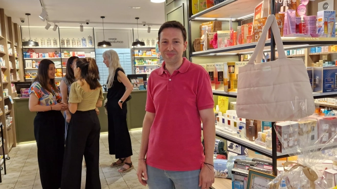 Ignacio Altemir, de la Farmacia Compairé. Primeros sellos para los "Establecimientos más accesibles". Foto Myriam Martínez