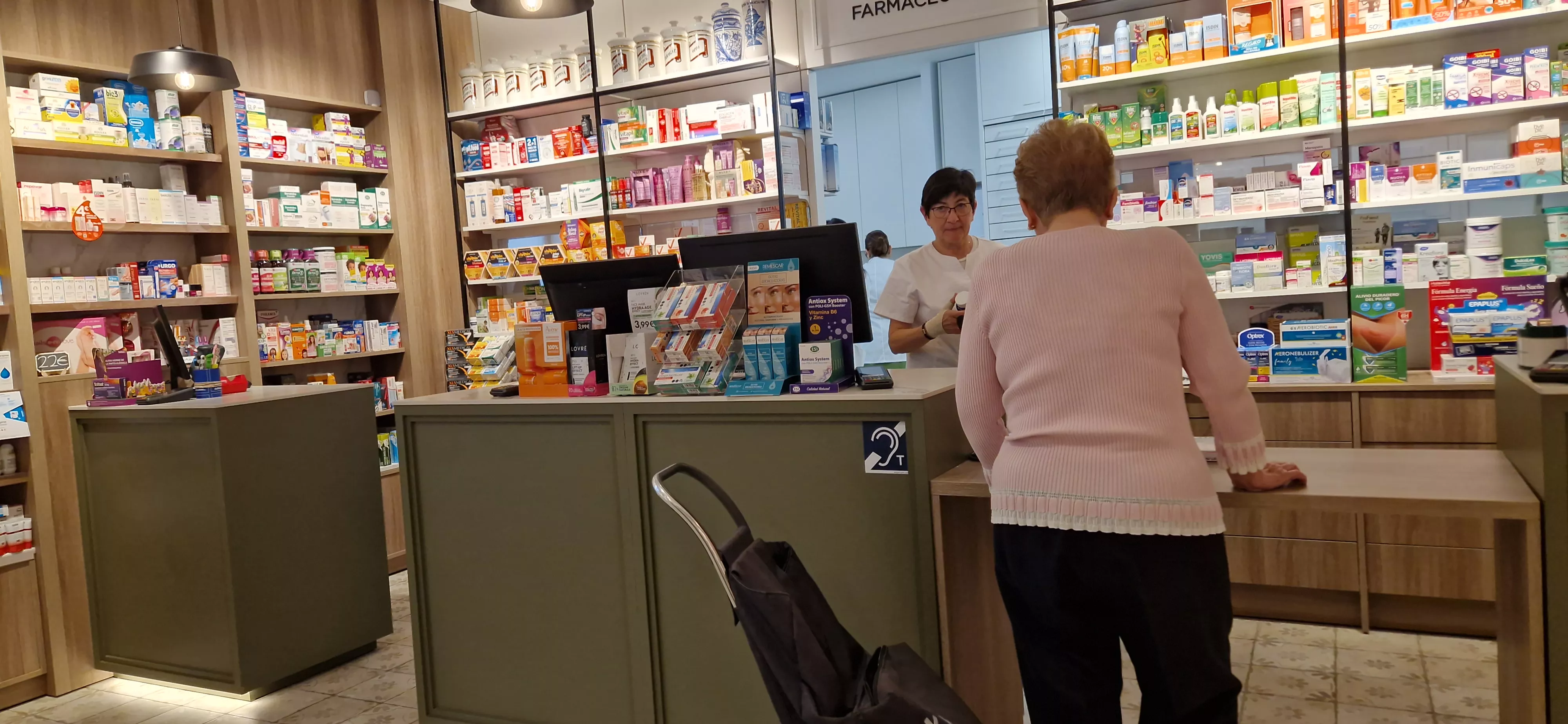 Farmacia Compairé. Primeros sellos para los "Establecimientos más accesibles". Foto Myriam Martínez