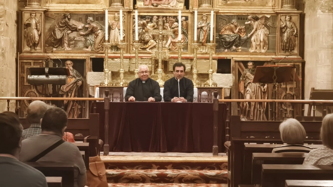 El vicario general de la Diócesis de Huesca José Alegre y José Ignacio Martínez, delegado de Patrimonio..