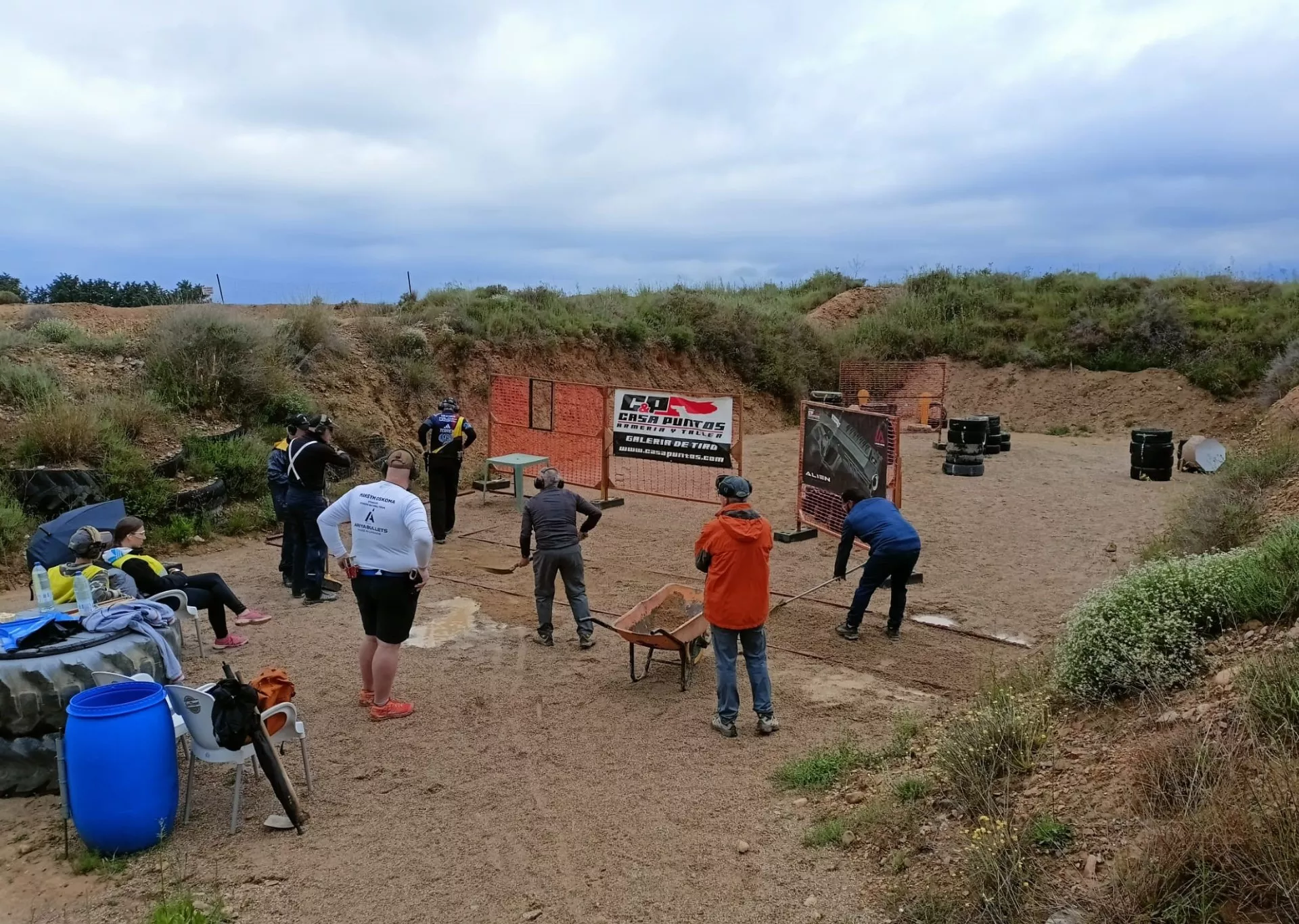 Tiradores acondicionando el campo para la competición en Huesca.