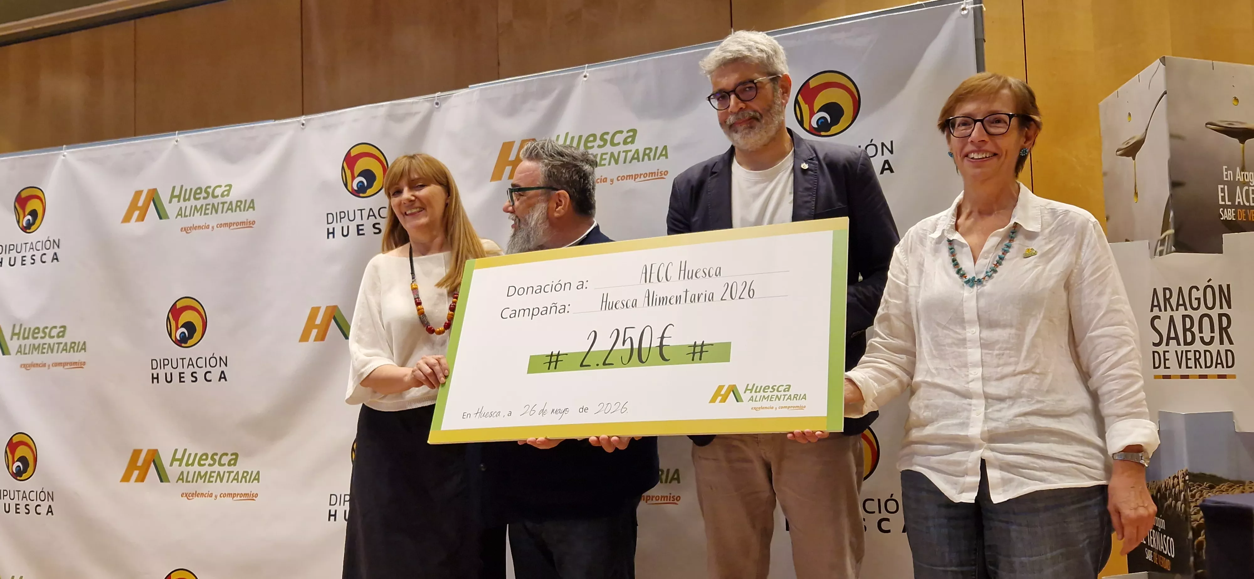 Cheque para la AECC, en la Gala de Huesca Alimentaria 2026. Foto Myriam Martínez