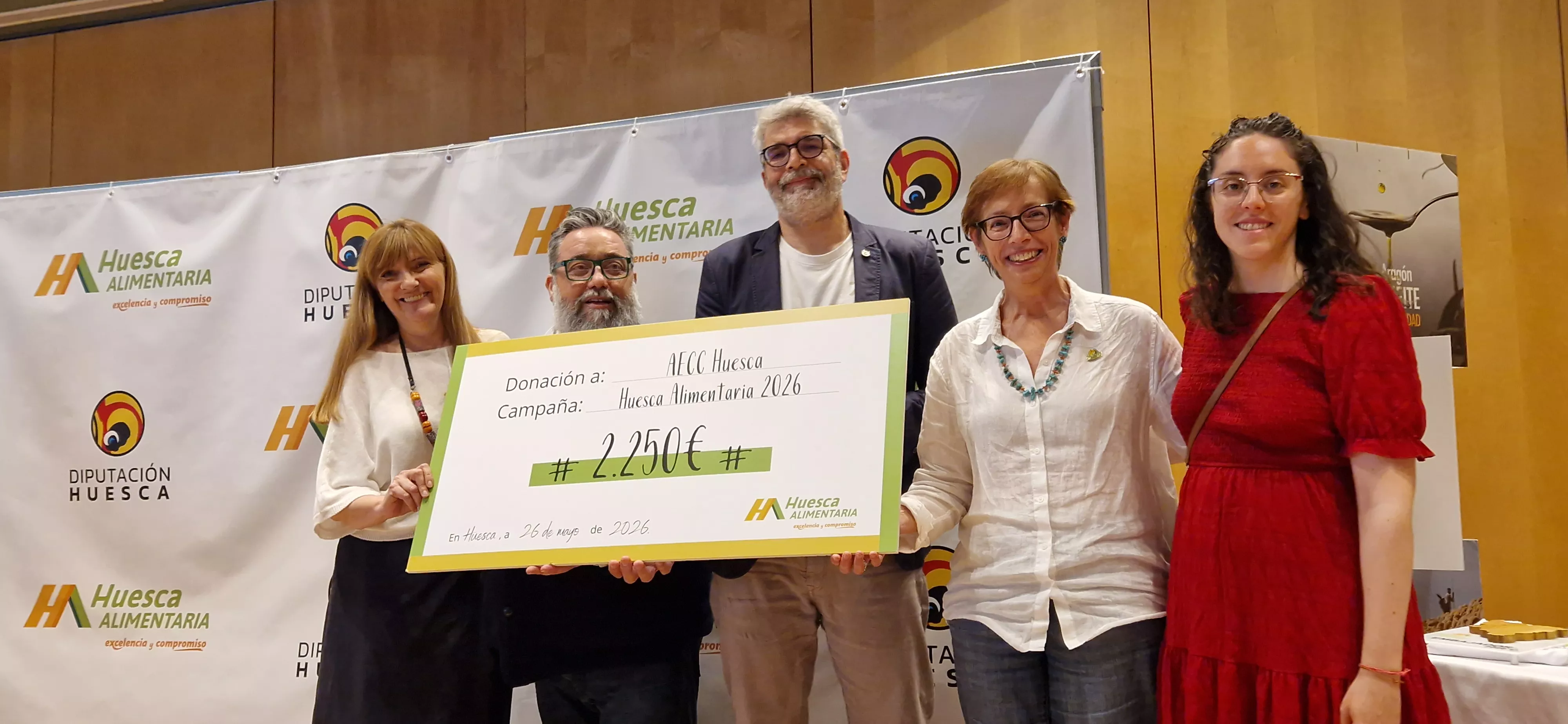 Cheque para la AECC, en la Gala de Huesca Alimentaria 2026. Foto Myriam Martínez Cheque para la AECC, en la Gala de Huesca Alimentaria 2026. Foto Myriam Martínez