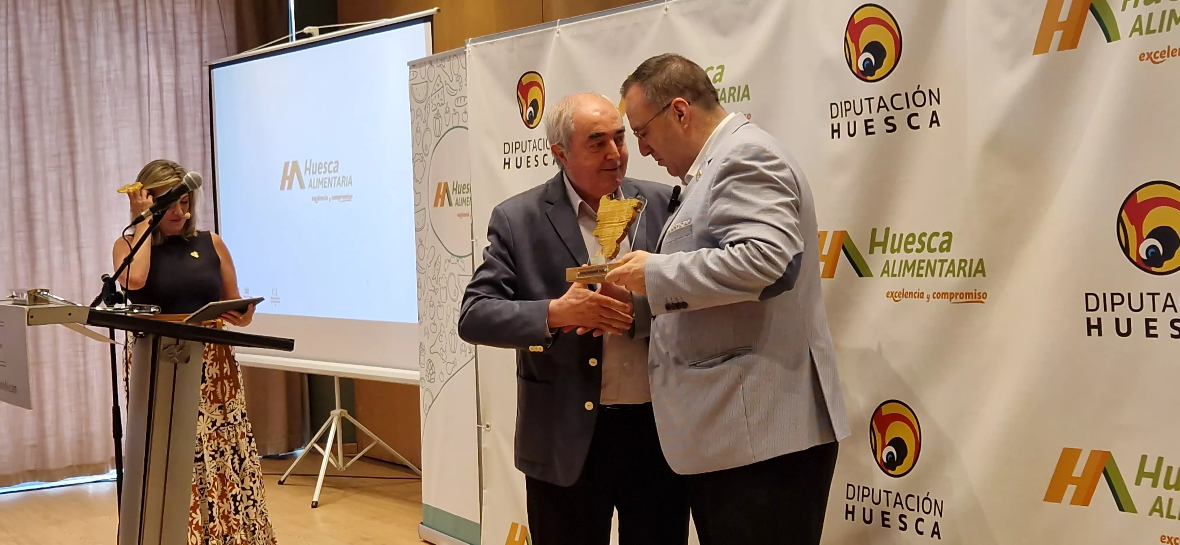 Javier García Antón, premio a la Comunicación, en la Gala de Huesca Alimentaria 2026. Foto Myriam Martínez