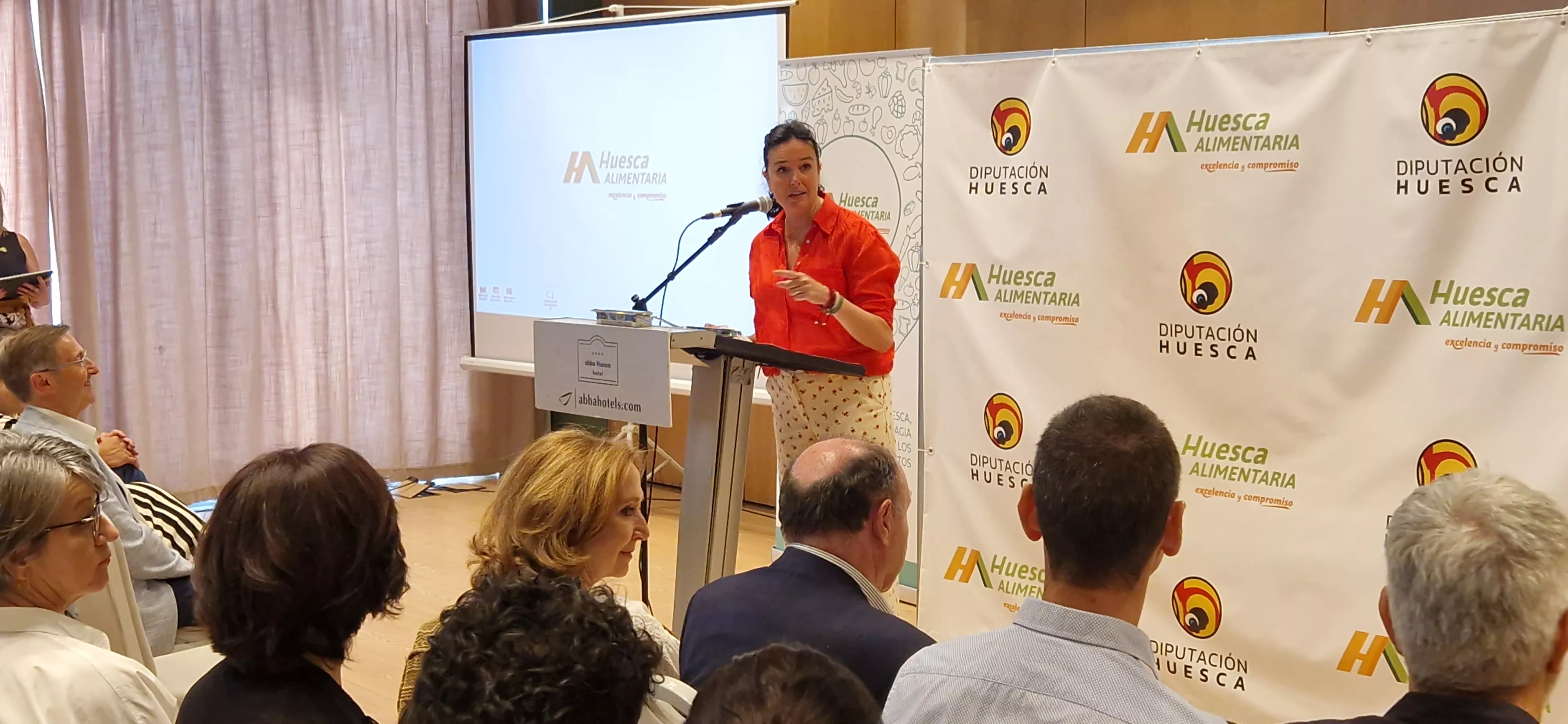 La alcaldesa de Huesca, en la gala de Huesca Alimentaria. Foto Myriam Martínez