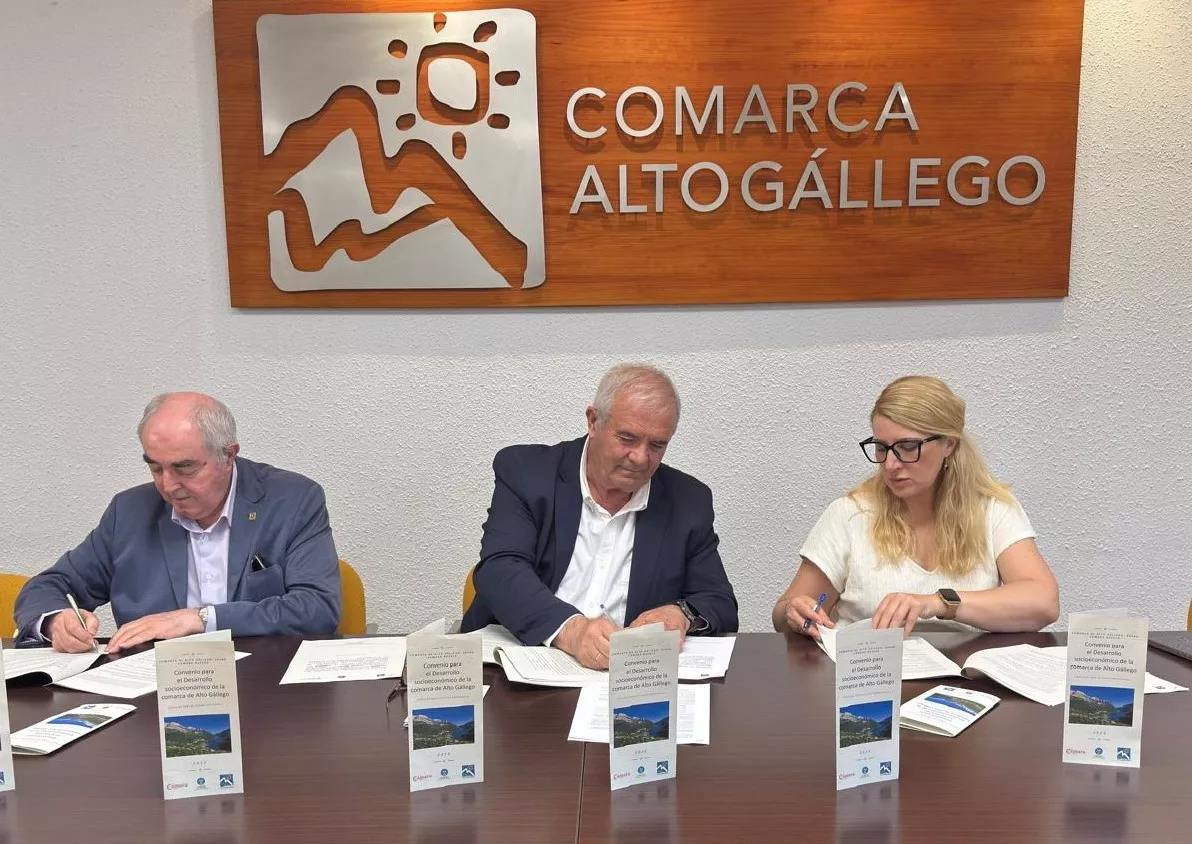 Firma del convenio en el Alto Gállego entre Cámara, Comarca y Aepag.