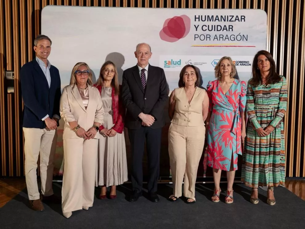 Aujrora Calvo, junto al consejero ´Ángel Sanz, autoridades y premiados