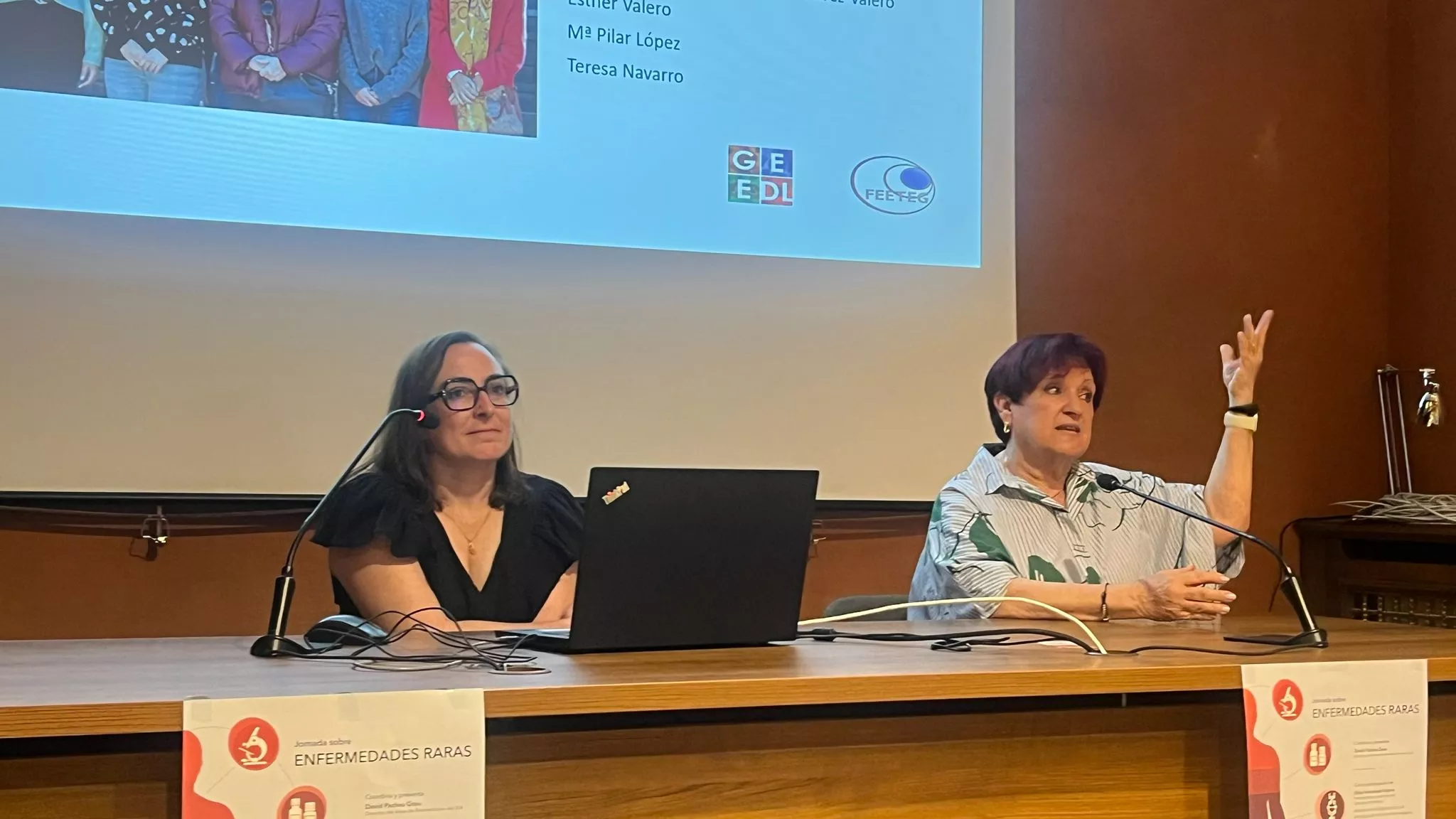 Erika Fernández Vizarra y Pilar Giraldo en la charla sobre investigación en enfermedades raras en el IEA. Foto Mercedes Manterola