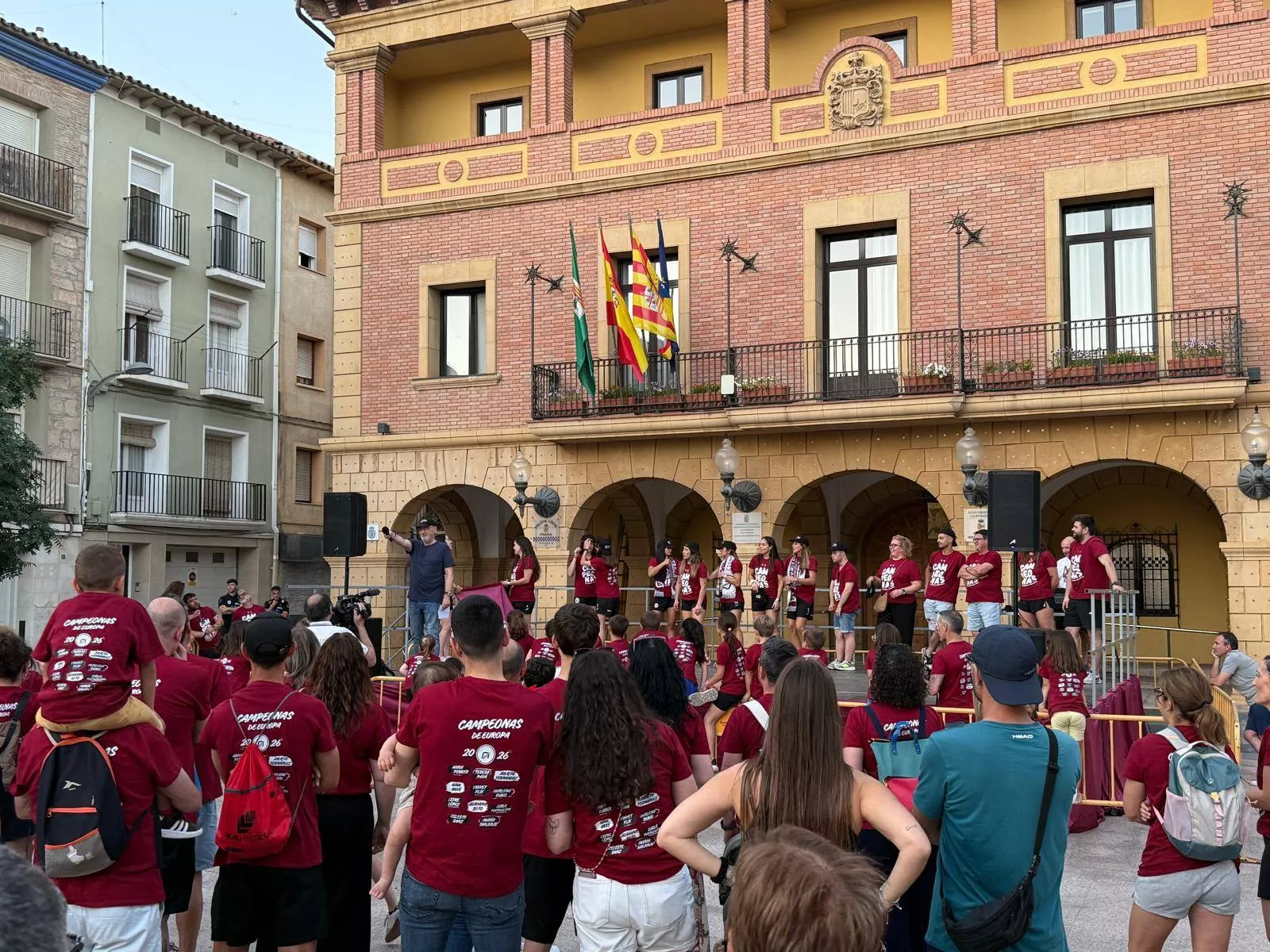 Fraga celebra el Champions de sus campeonas. Foto: Ayuntamiento de Fraga