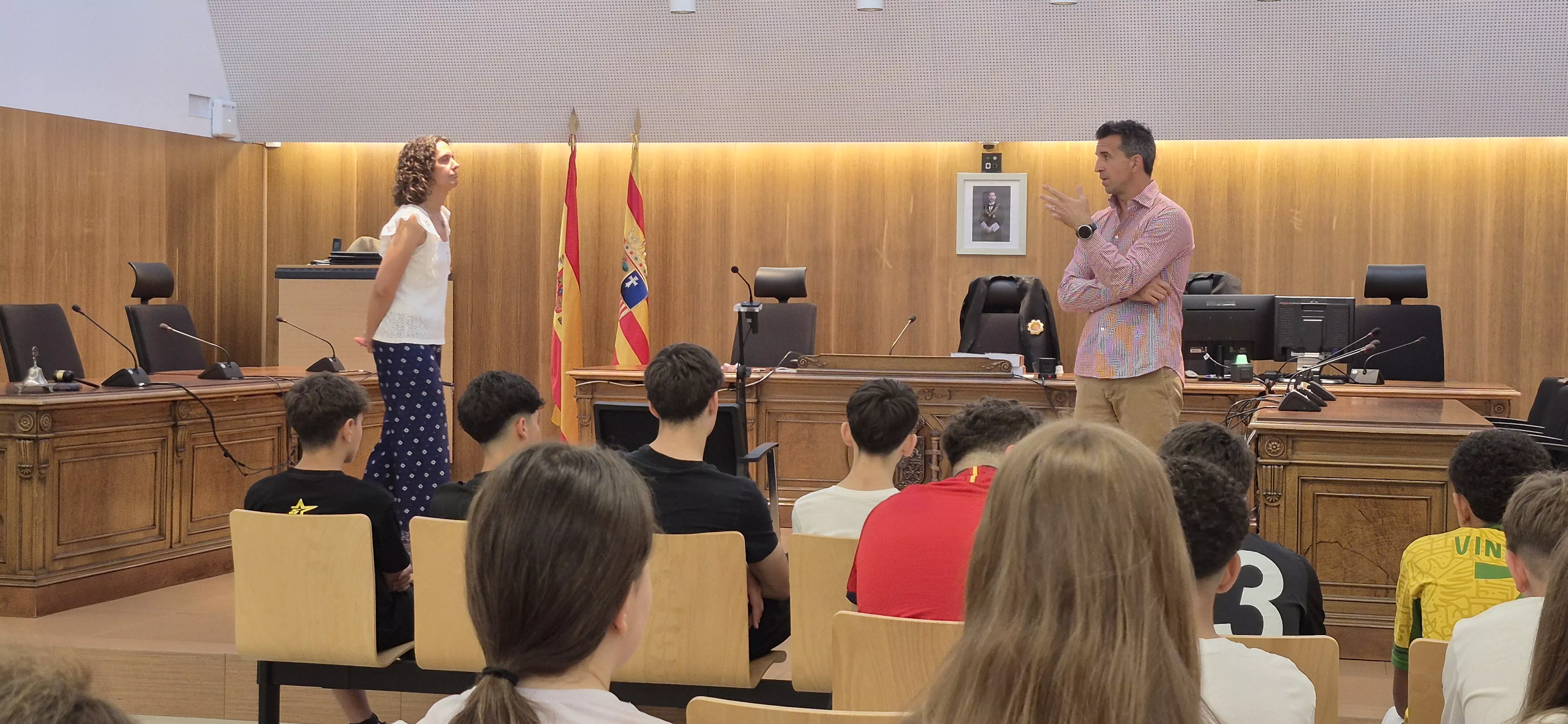 Alumnado del IES Ramón y Cajal entra en la Audiencia de Huesca. Foto Myriam Martínez