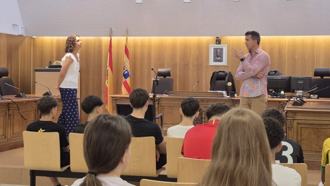Alumnado del IES Ramón y Cajal entra en la Audiencia de Huesca. Foto Myriam Martínez Alumnado del IES Ramón y Cajal entra en la Audiencia de Huesca. Foto Myriam Martínez