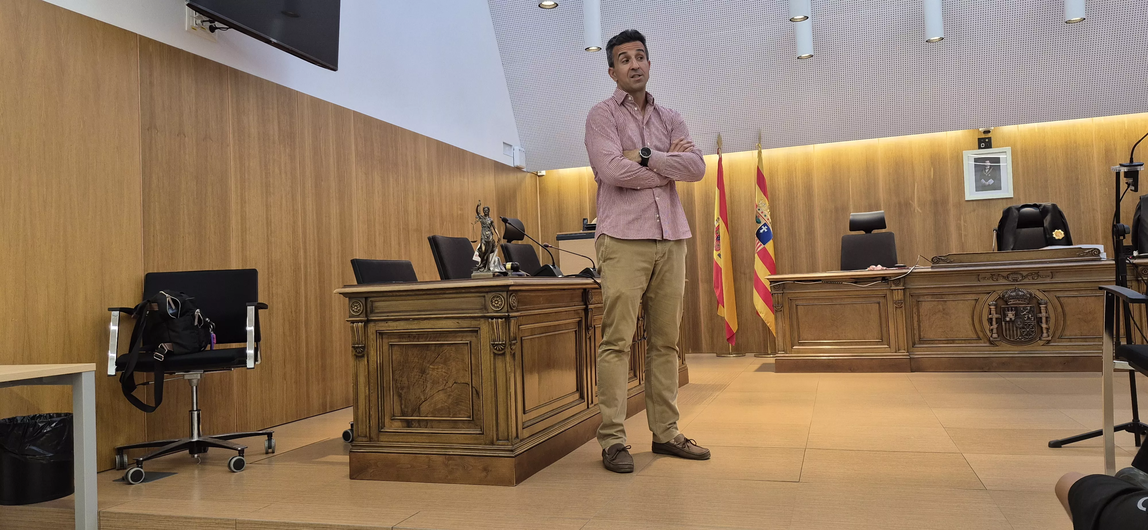 Alumnado del IES Ramón y Cajal entra en la Audiencia de Huesca. Foto Myriam Martínez
