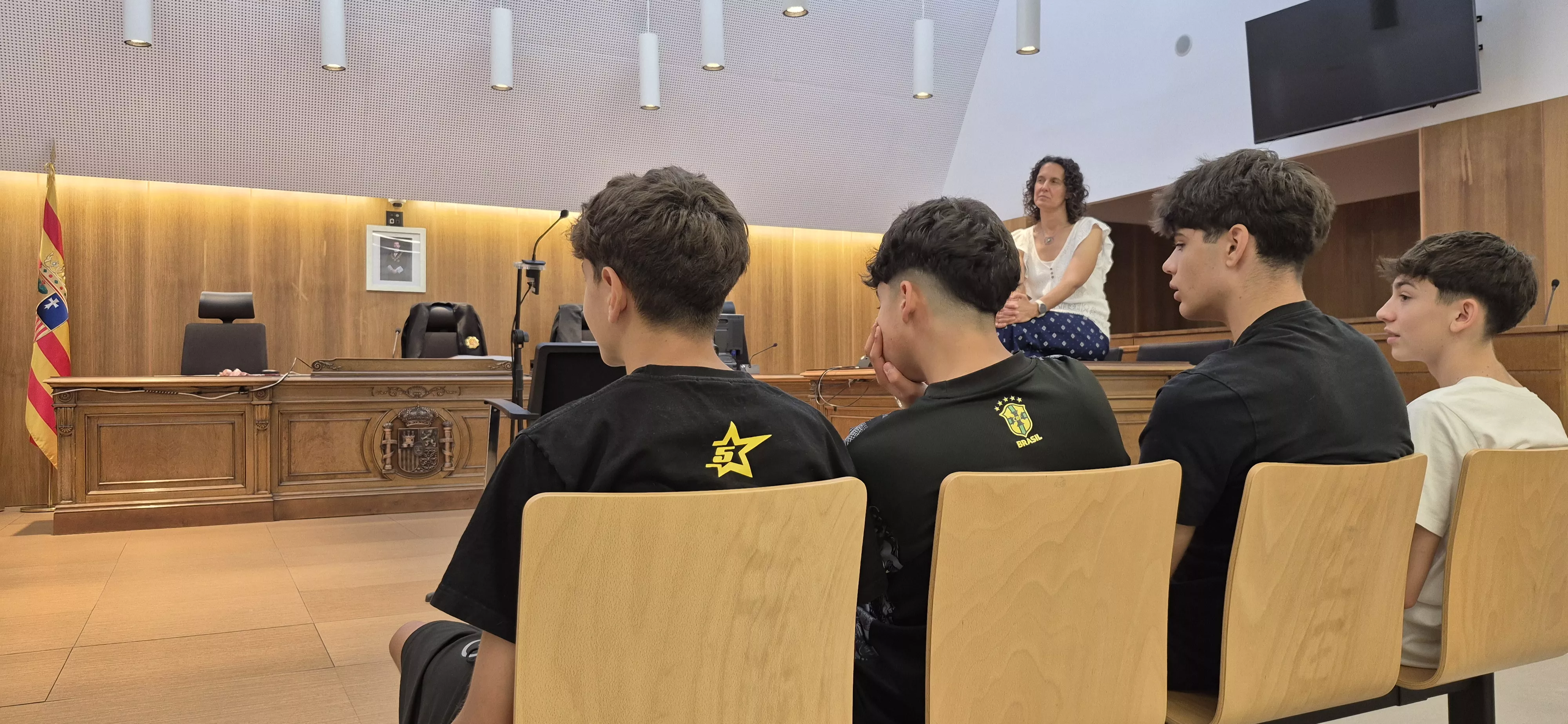 Alumnado del IES Ramón y Cajal entra en la Audiencia de Huesca. Foto Myriam Martínez