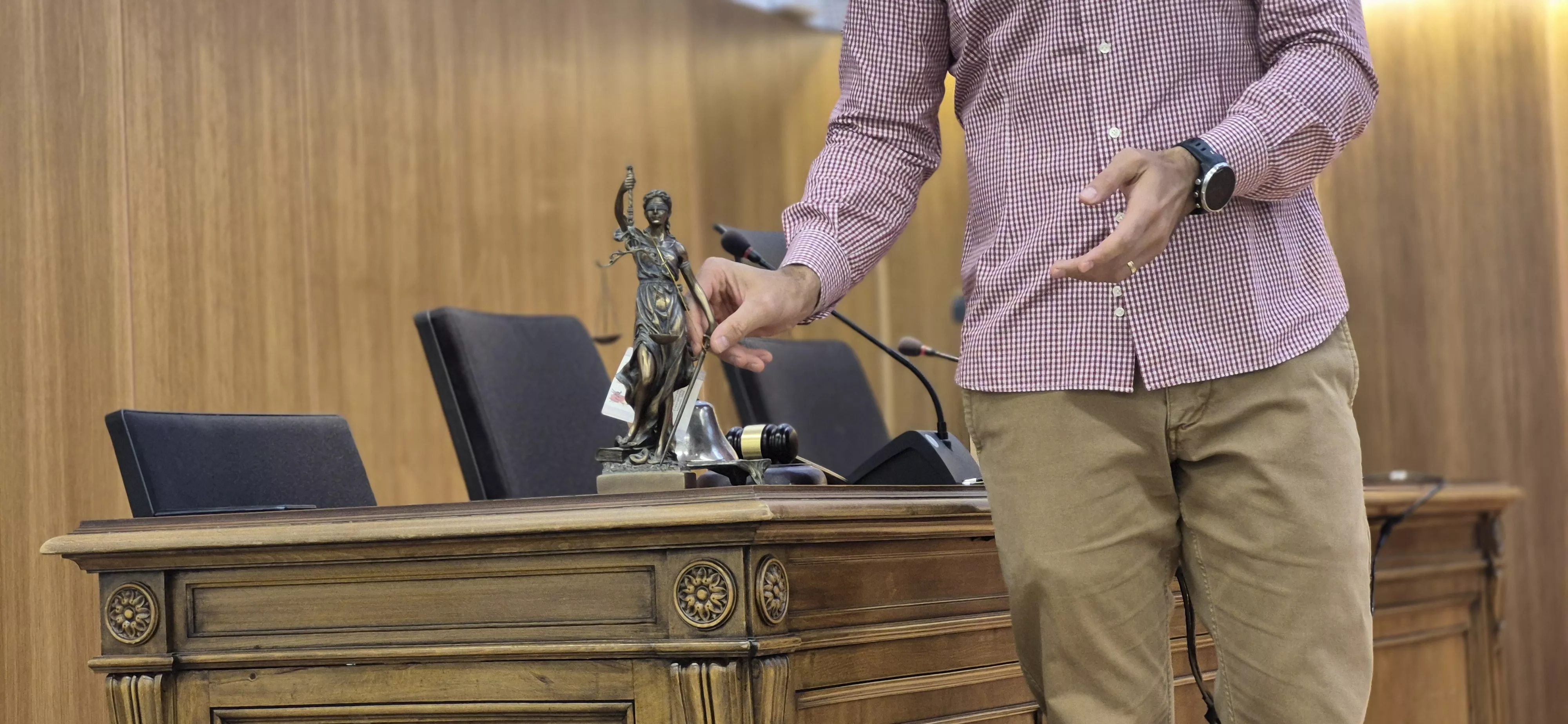 Alumnado del IES Ramón y Cajal entra en la Audiencia de Huesca. Foto Myriam Martínez