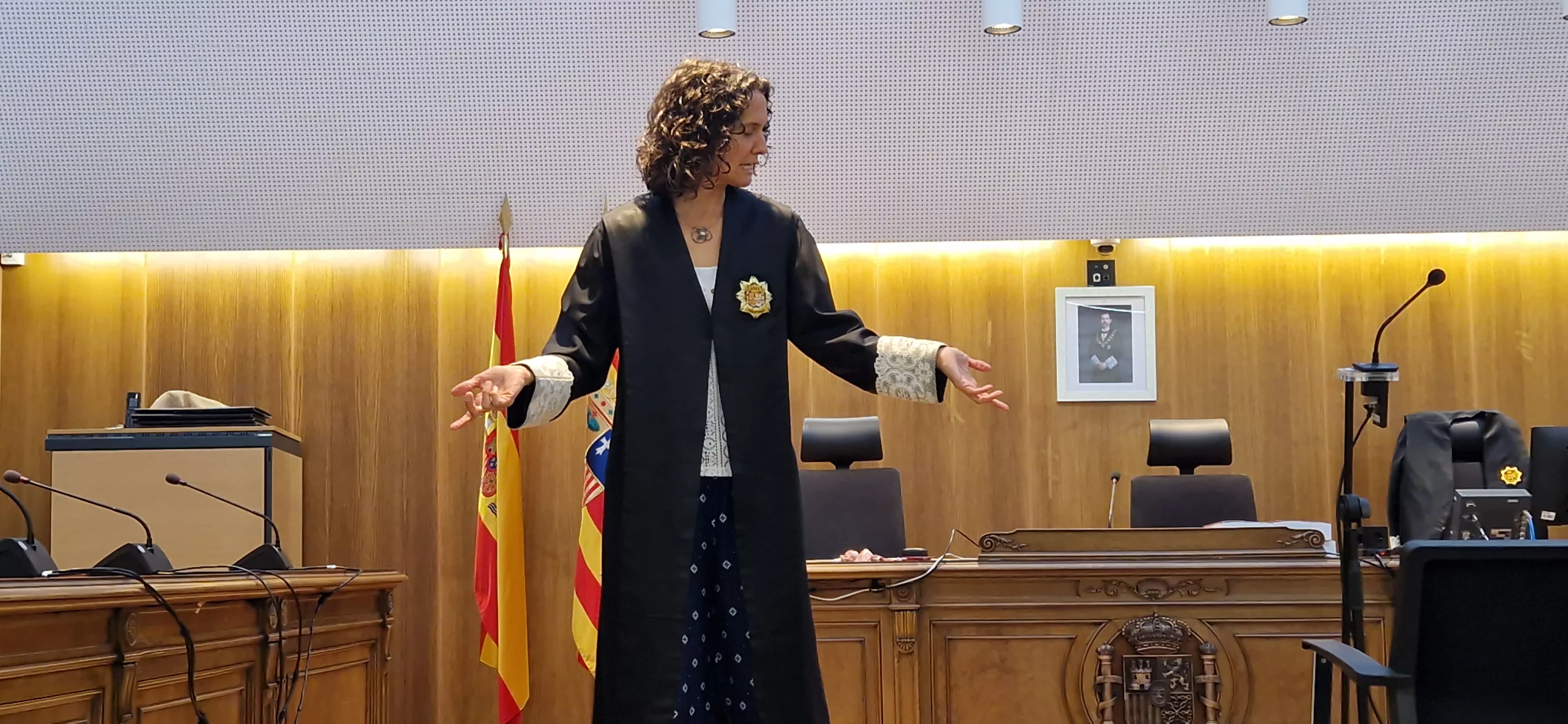 Alumnado del IES Ramón y Cajal entra en la Audiencia de Huesca. Foto Myriam Martínez