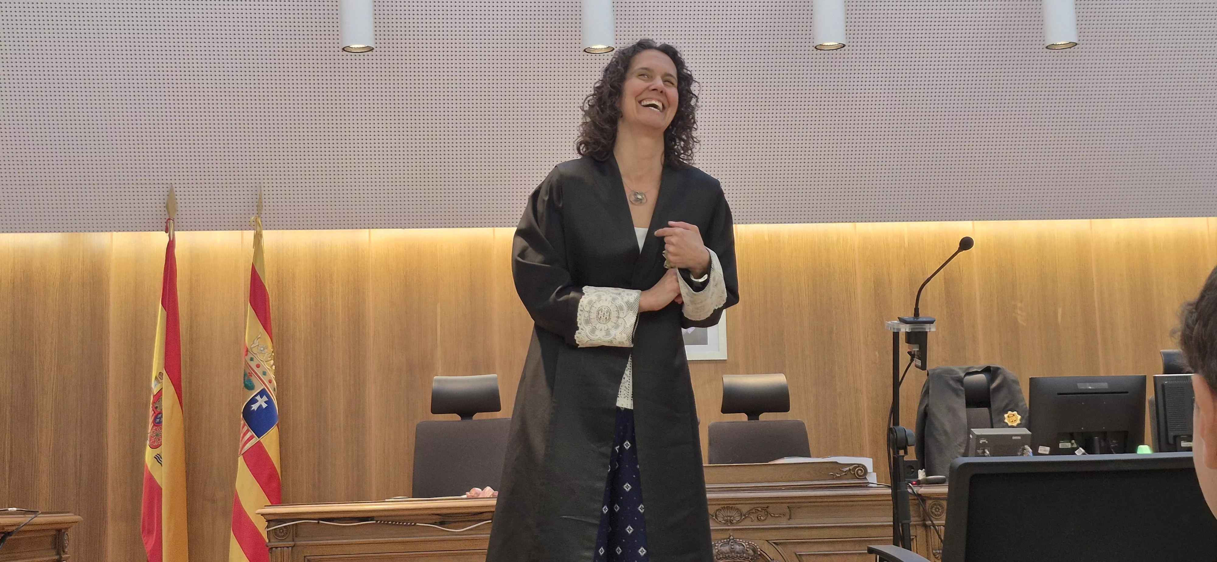 Alumnado del IES Ramón y Cajal entra en la Audiencia de Huesca. Foto Myriam Martínez