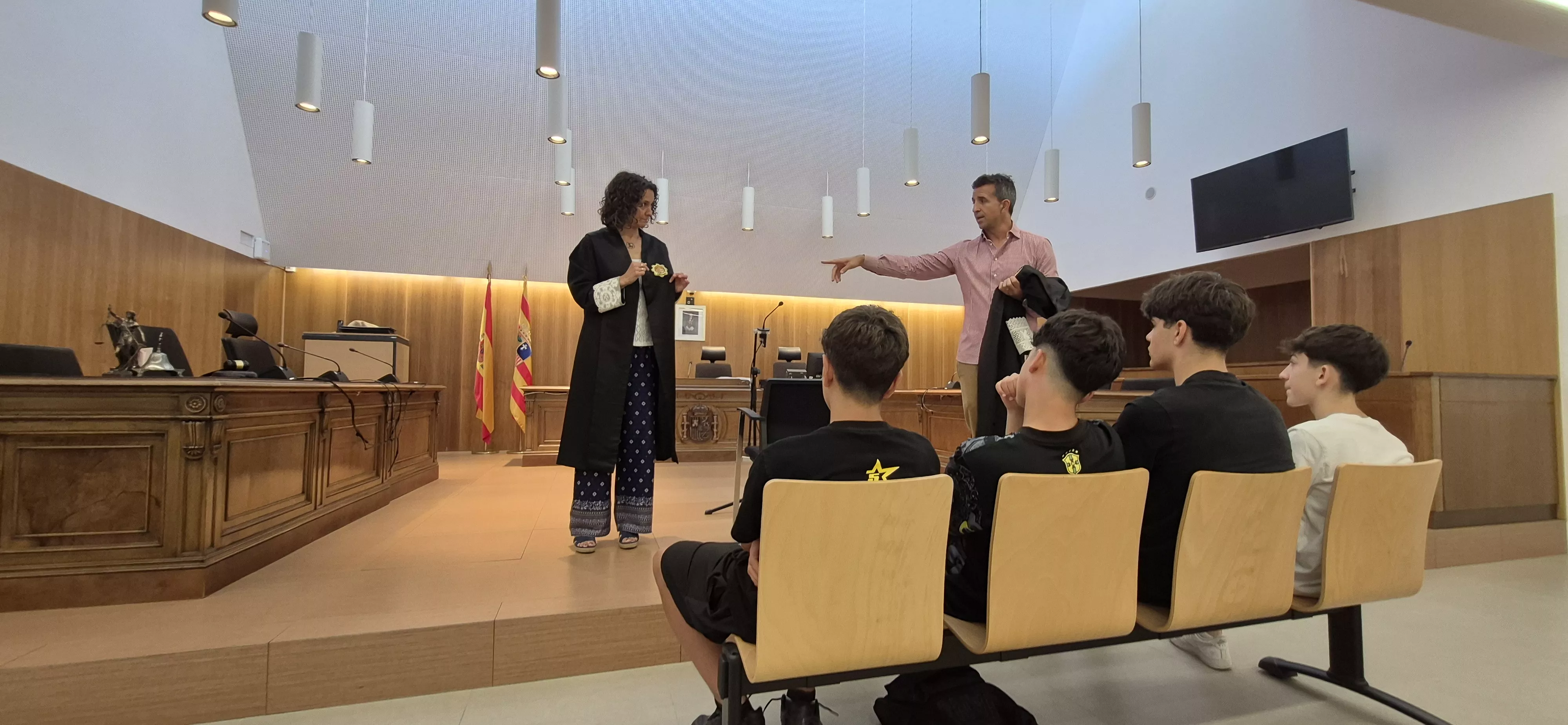 Alumnado del IES Ramón y Cajal entra en la Audiencia de Huesca. Foto Myriam Martínez