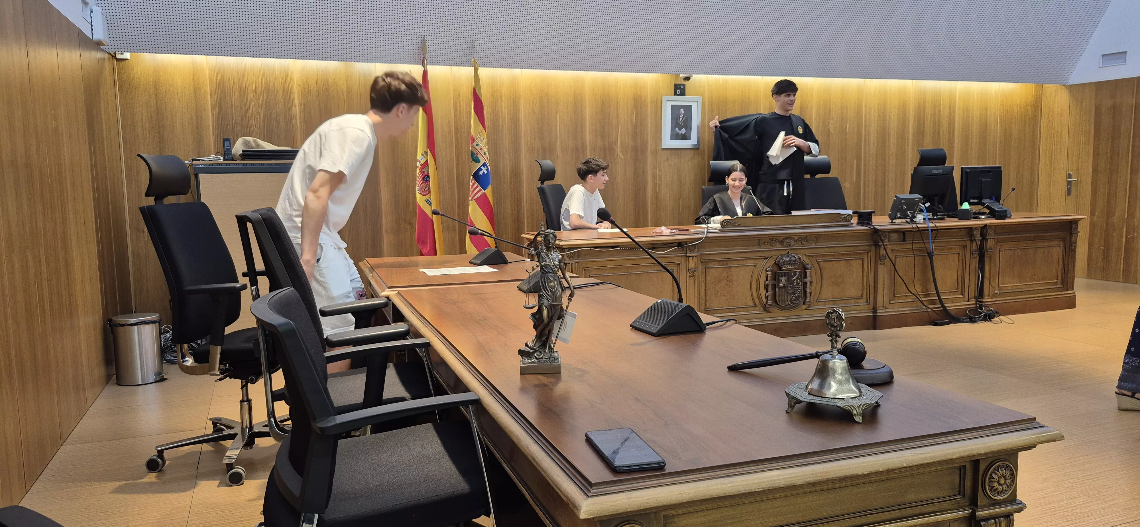 Alumnado del IES Ramón y Cajal entra en la Audiencia de Huesca. Foto Myriam Martínez