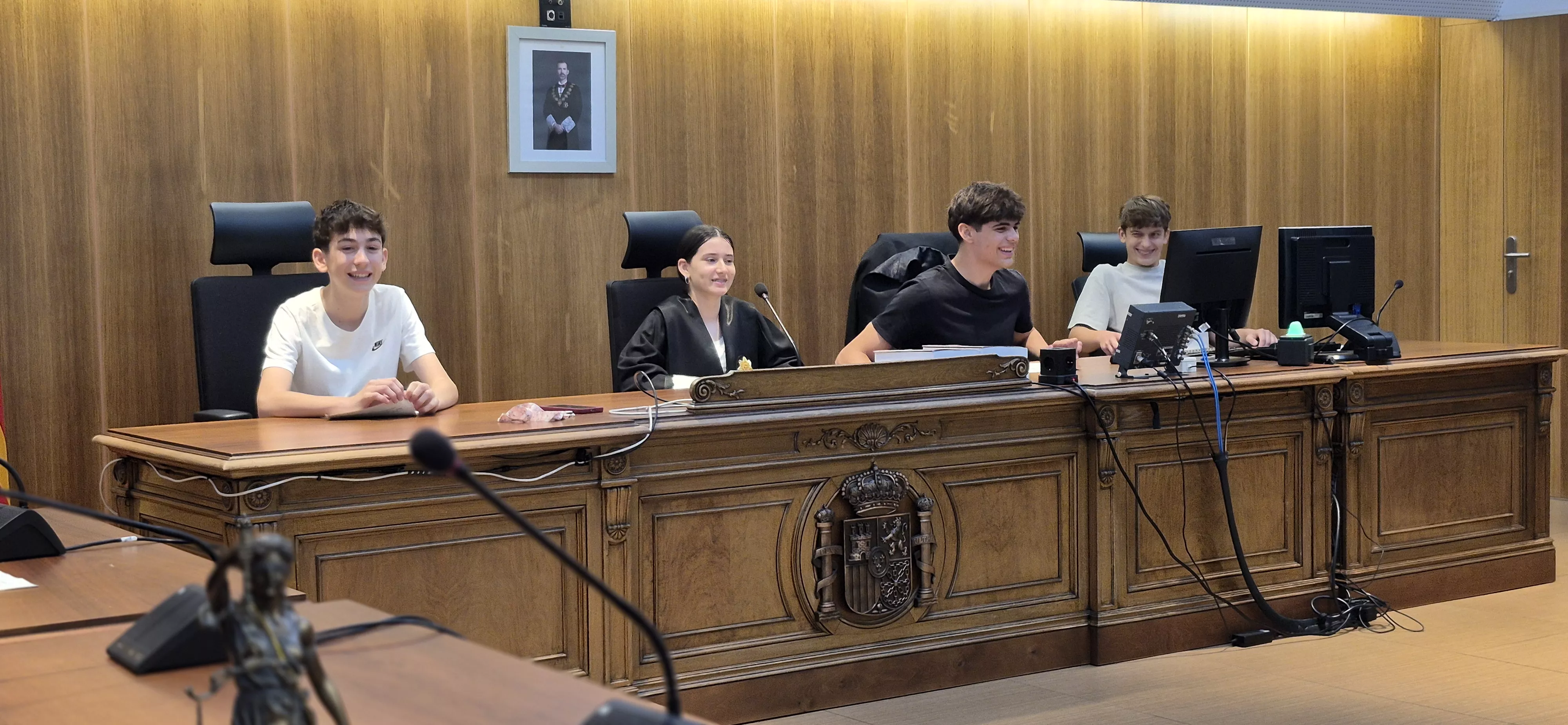 Alumnado del IES Ramón y Cajal entra en la Audiencia de Huesca. Foto Myriam Martínez