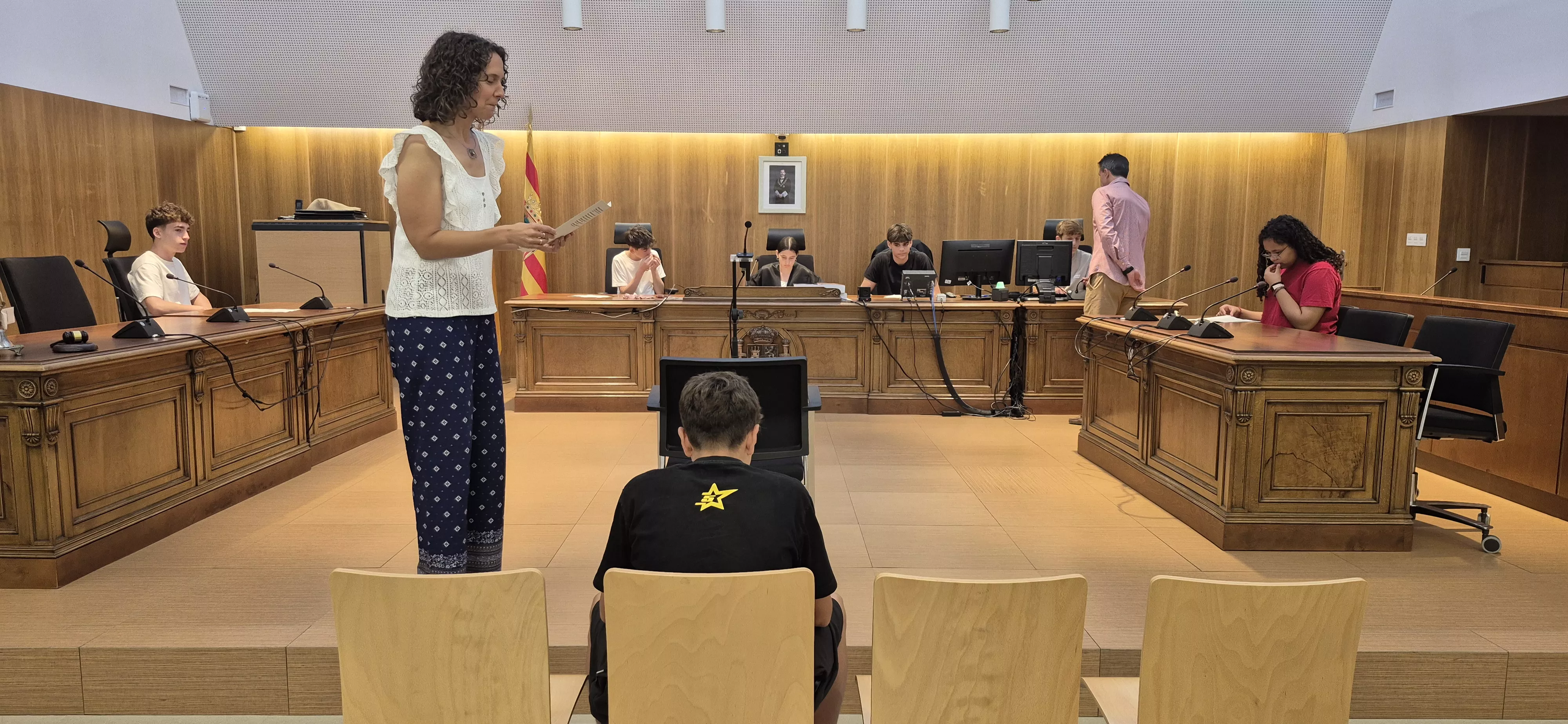 Alumnado del IES Ramón y Cajal entra en la Audiencia de Huesca. Foto Myriam Martínez