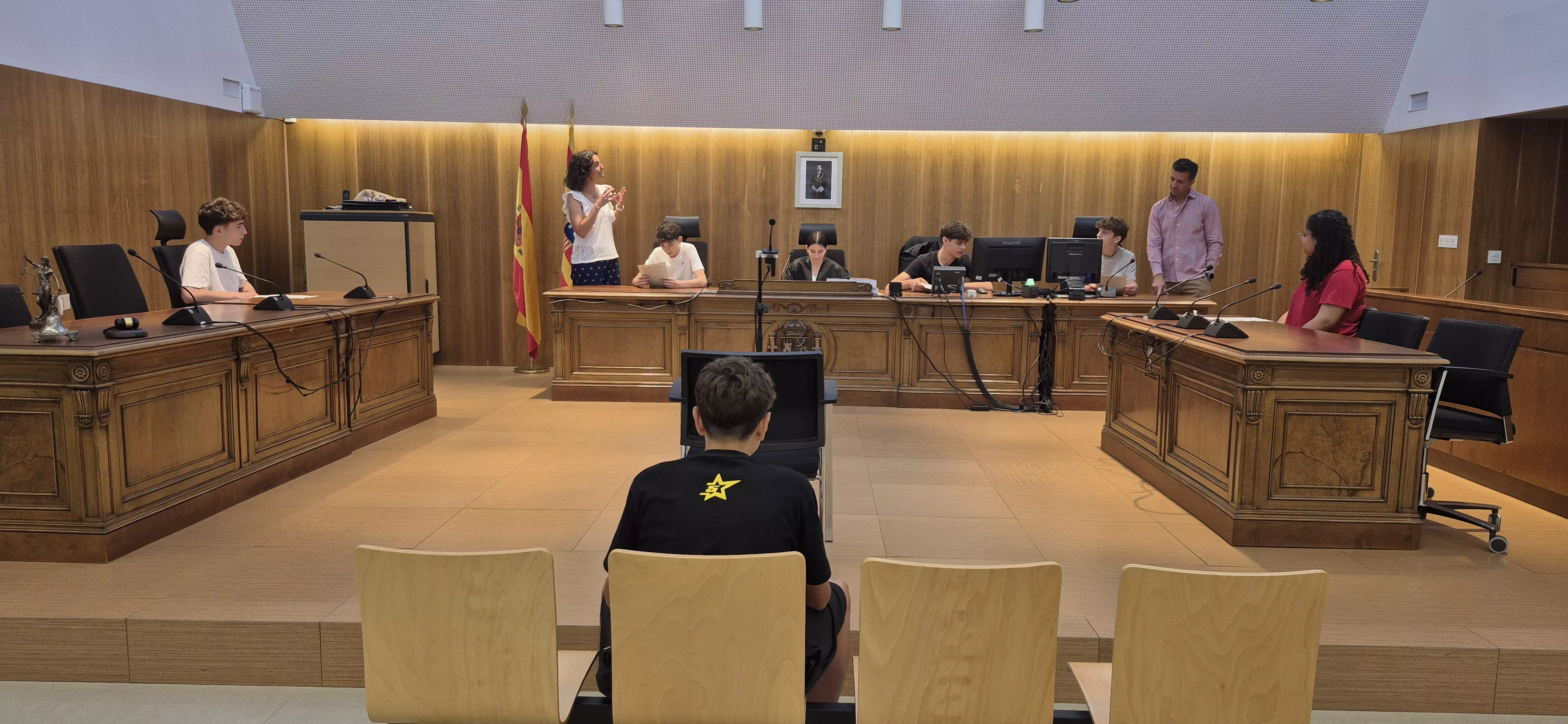 Alumnado del IES Ramón y Cajal entra en la Audiencia de Huesca. Foto Myriam Martínez