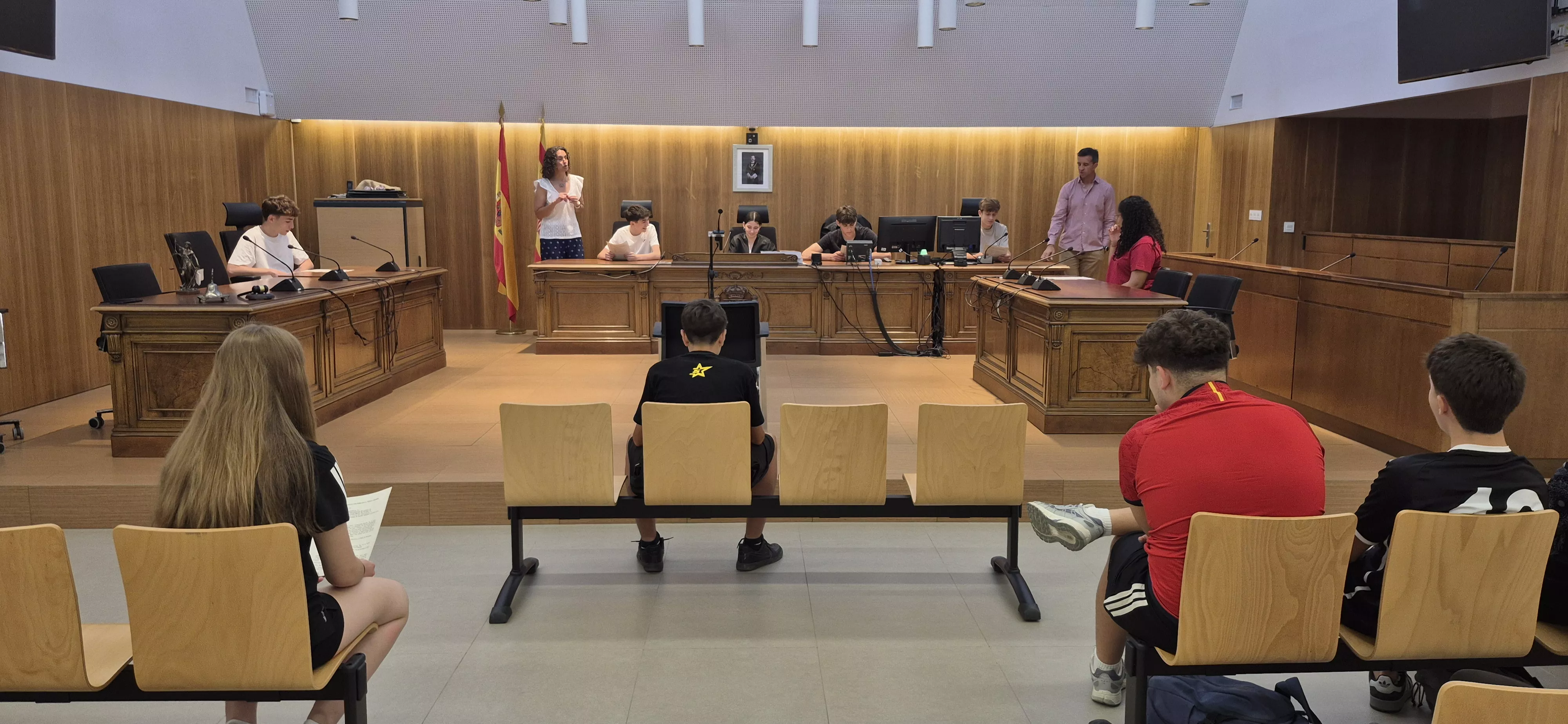 Alumnado del IES Ramón y Cajal entra en la Audiencia de Huesca. Foto Myriam Martínez