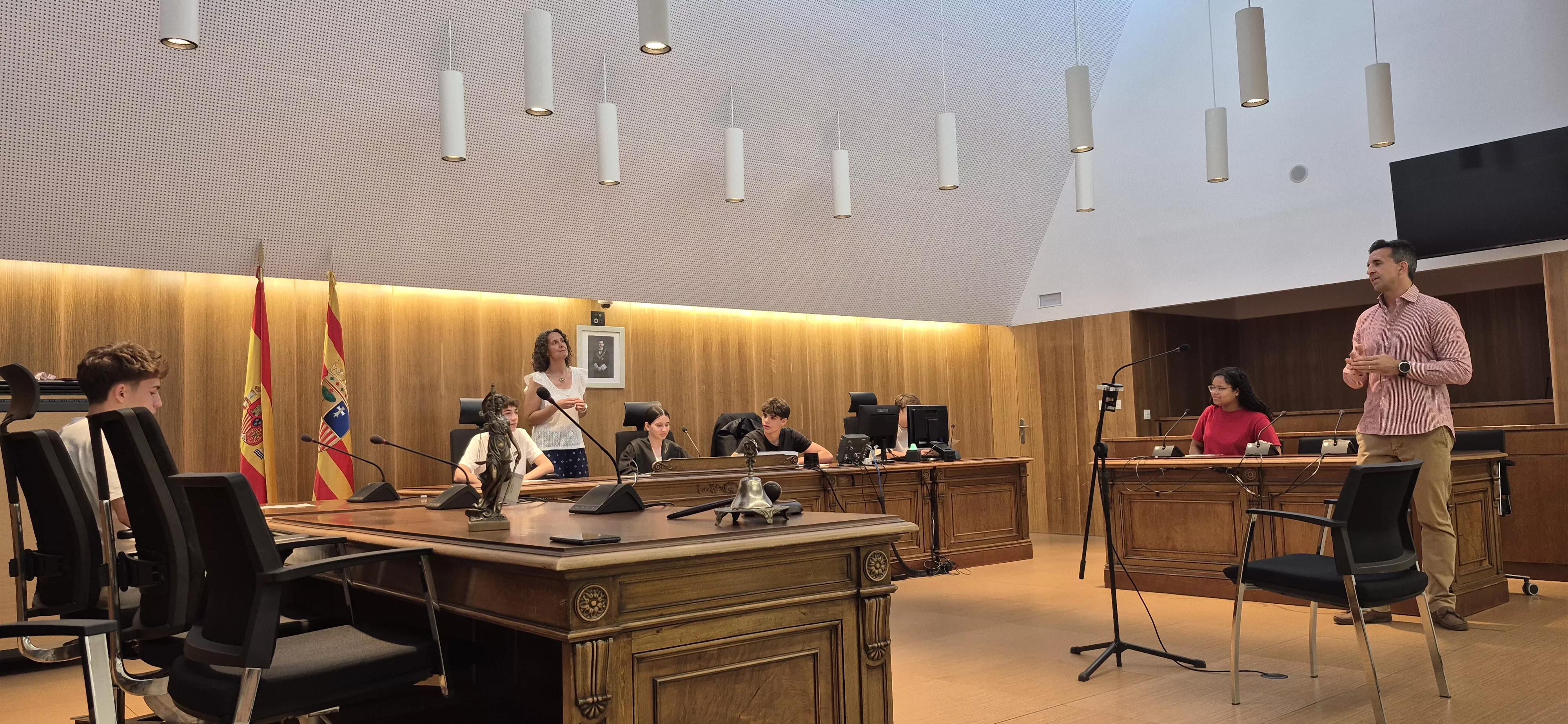 Alumnado del IES Ramón y Cajal entra en la Audiencia de Huesca. Foto Myriam Martínez