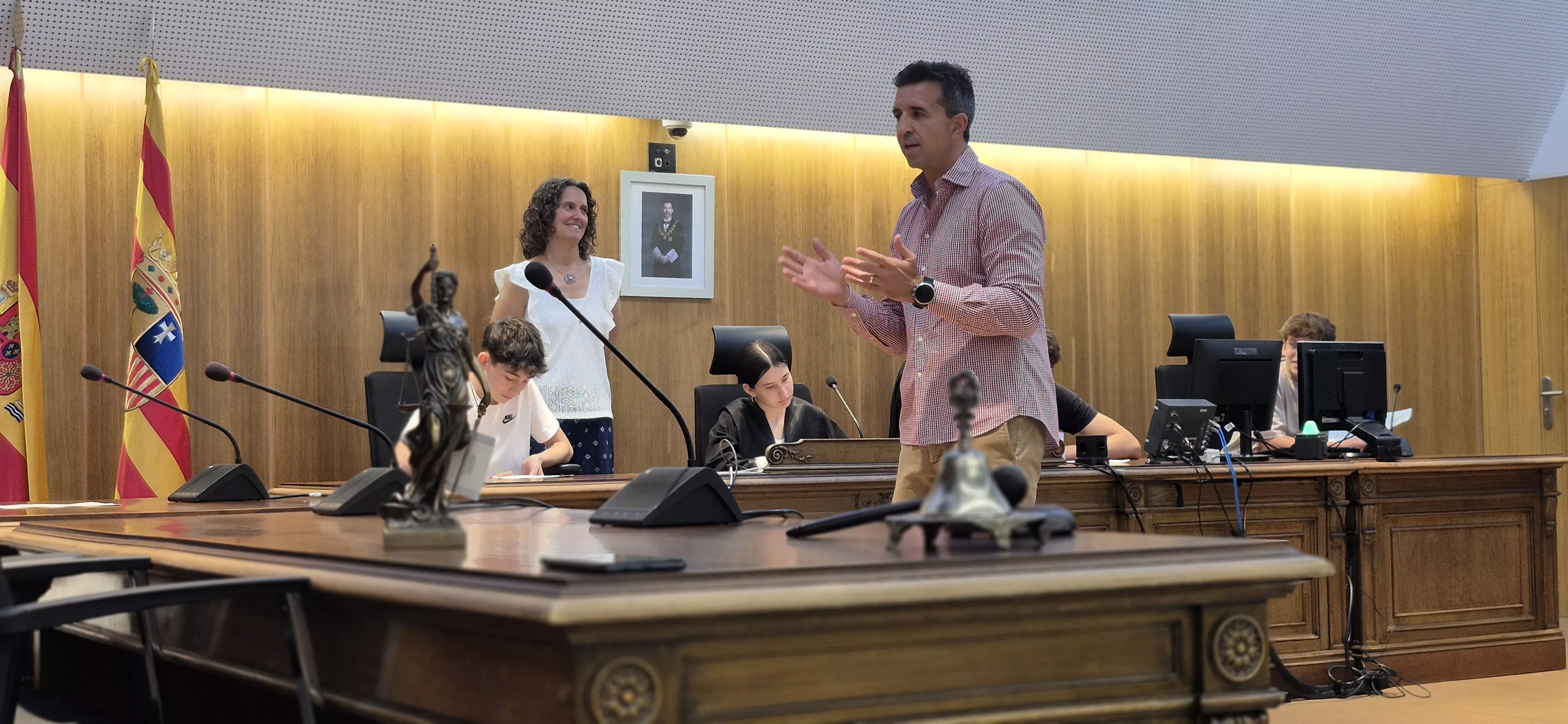 Alumnado del IES Ramón y Cajal entra en la Audiencia de Huesca. Foto Myriam Martínez
