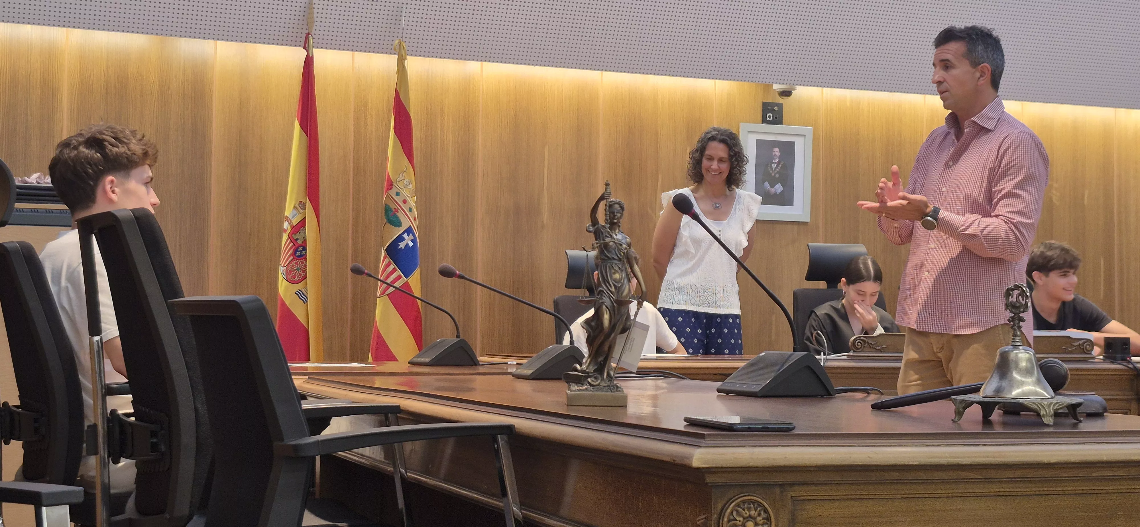 Alumnado del IES Ramón y Cajal entra en la Audiencia de Huesca. Foto Myriam Martínez