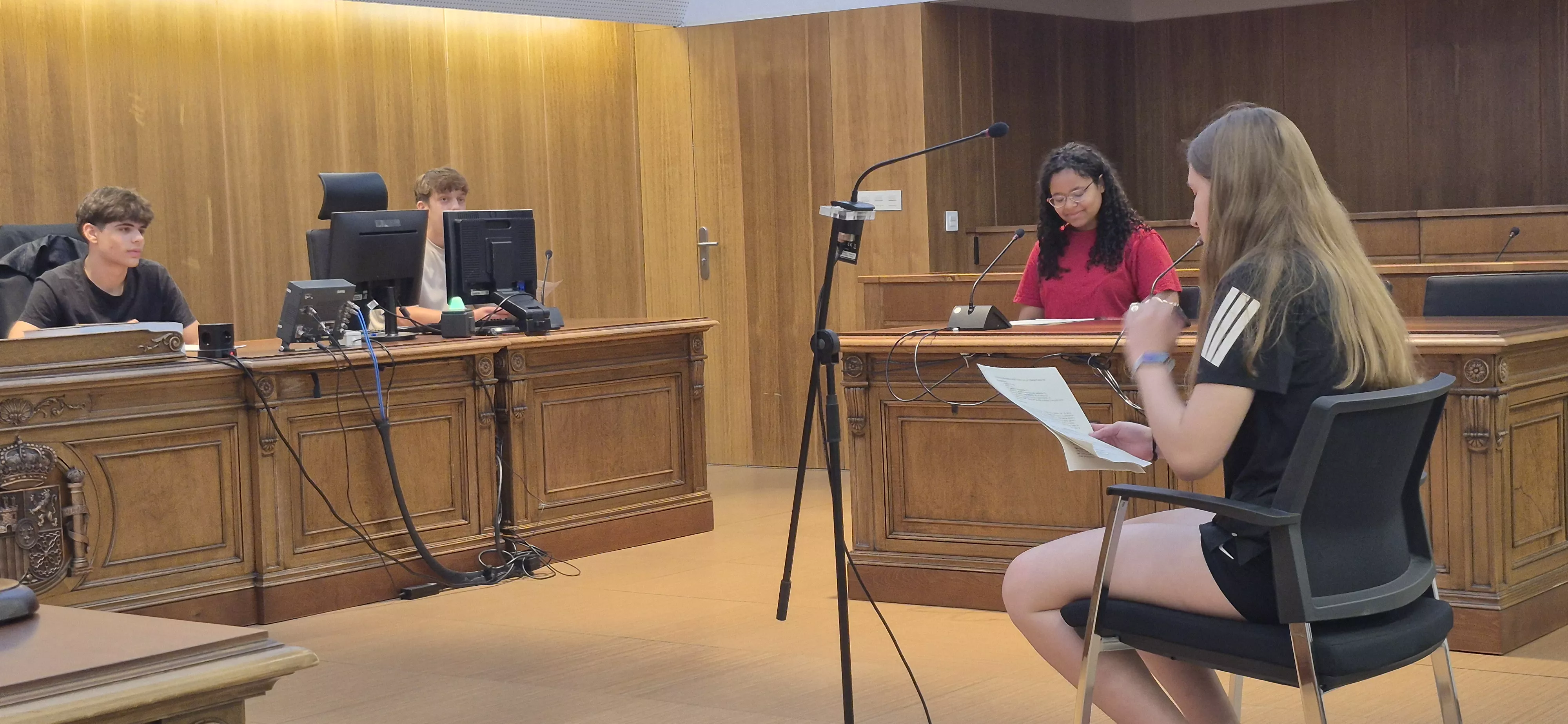 Alumnado del IES Ramón y Cajal entra en la Audiencia de Huesca. Foto Myriam Martínez