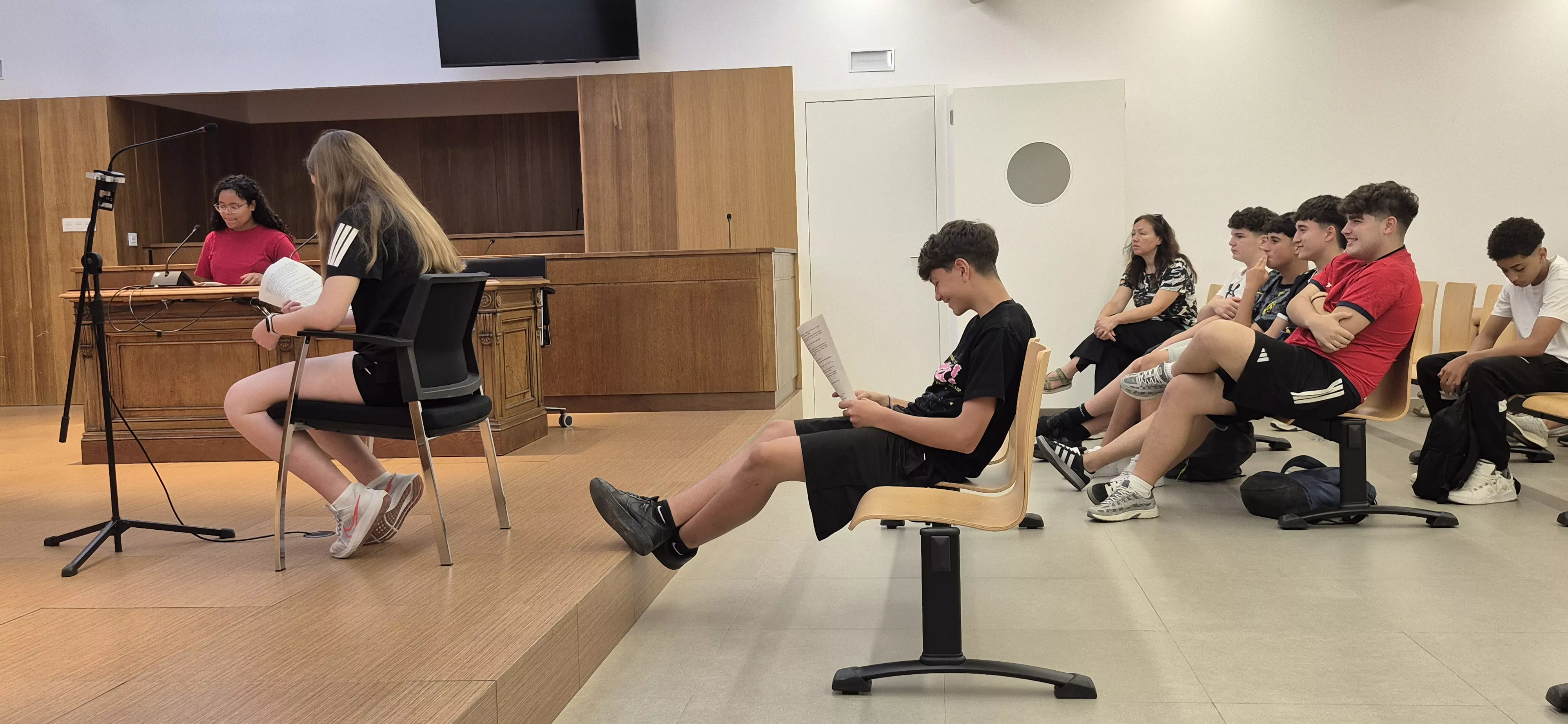 Alumnado del IES Ramón y Cajal entra en la Audiencia de Huesca. Foto Myriam Martínez