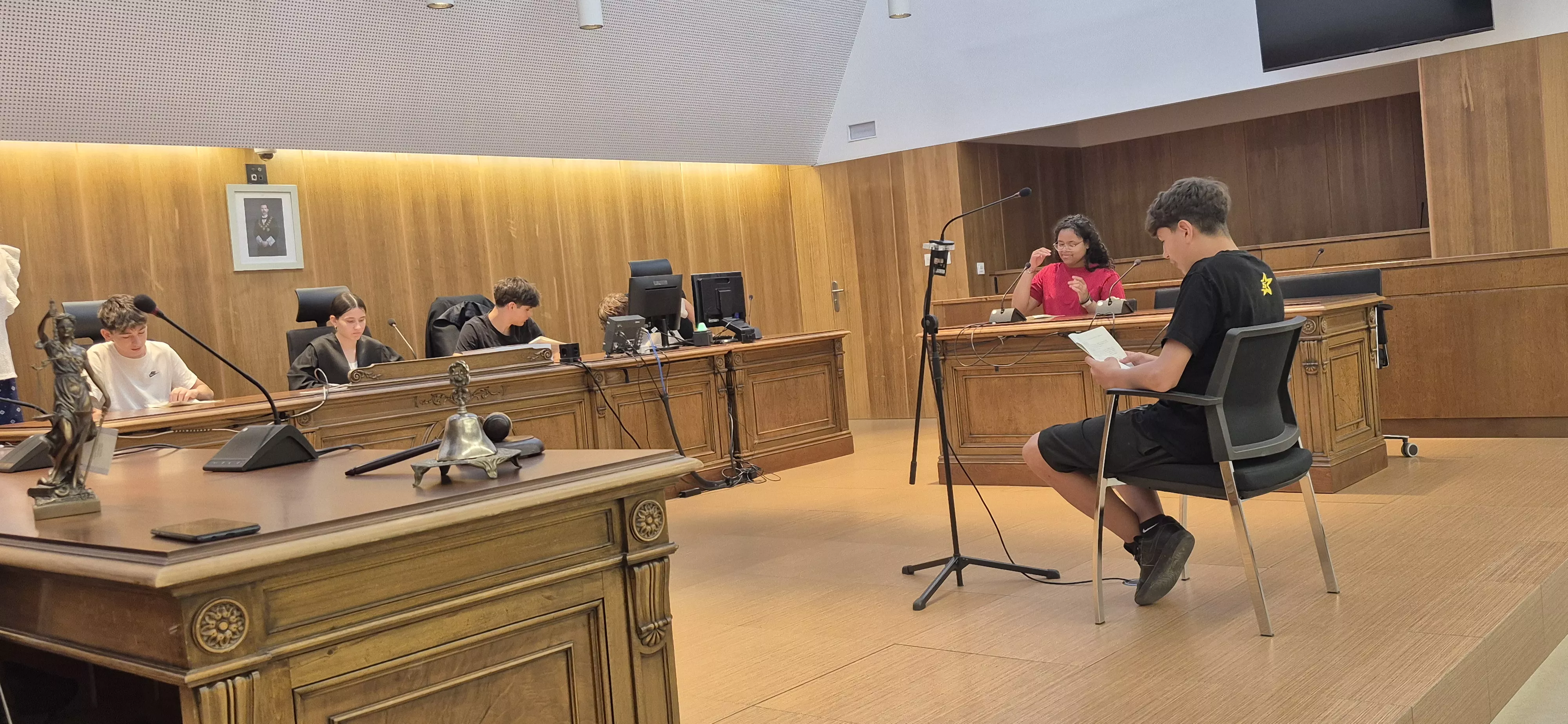 Alumnado del IES Ramón y Cajal entra en la Audiencia de Huesca. Foto Myriam Martínez