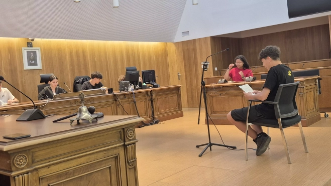 Alumnado del IES Ramón y Cajal entra en la Audiencia de Huesca. Foto Myriam Martínez Alumnado del IES Ramón y Cajal entra en la Audiencia de Huesca. Foto Myriam Martínez