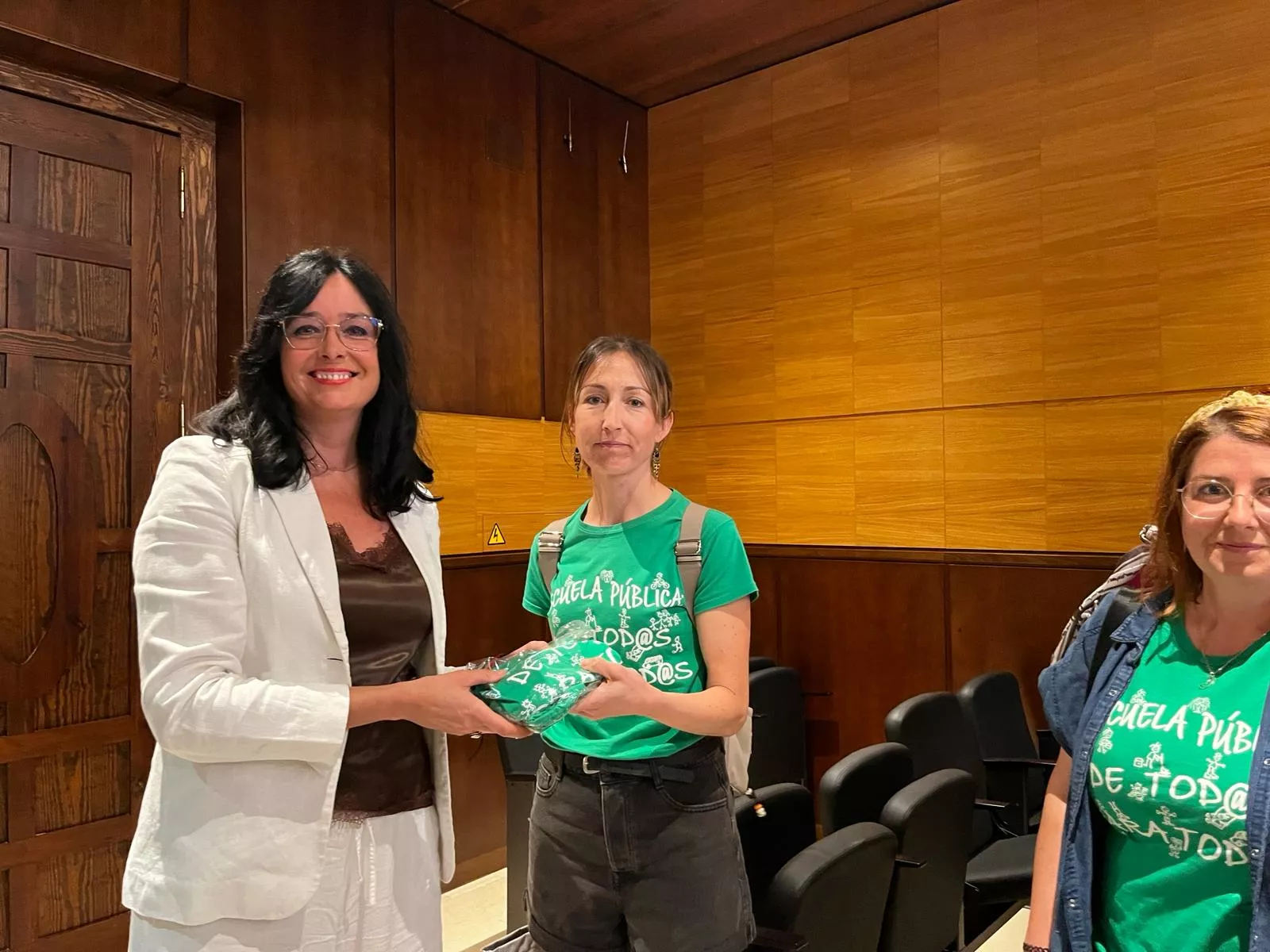 Lorena Orduna recibe la camiseta verde de la Plataforma de Defensa de la Escuela Pública