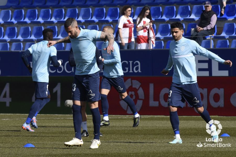 Jugadores del Huesca en el calentamiento
