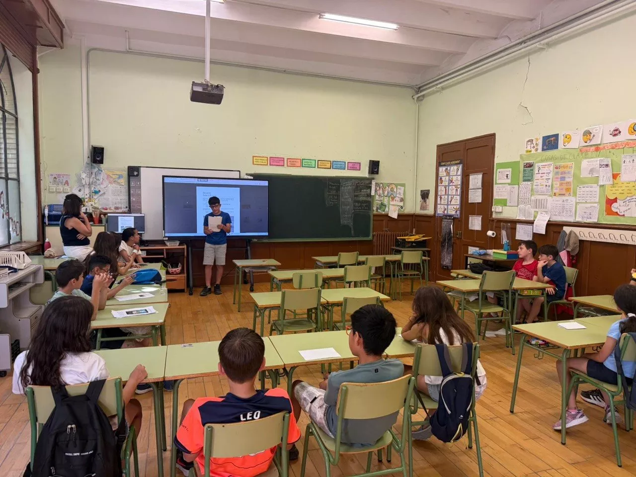 Alumnado leyendo su texto.