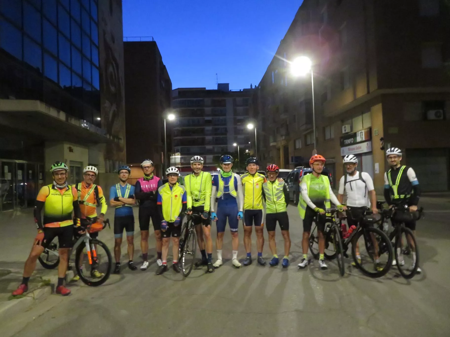 Los participantes en la Brevet de 600 kilómetros antes de iniciar la ruta.