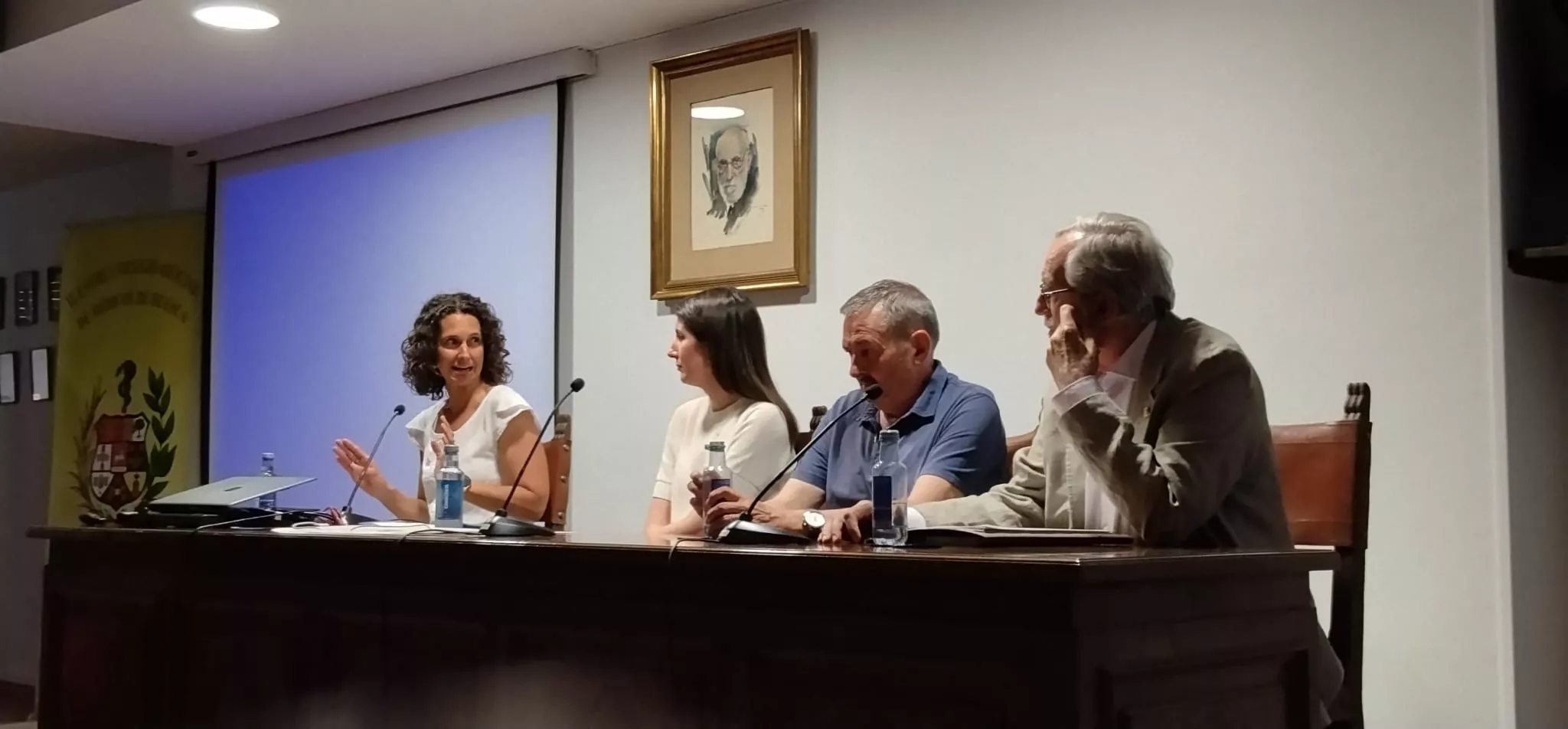 Marina Rodríguez interviene en la mesa redonda sobre confidencialidad y protección de datos en el Colegio de Médicos.