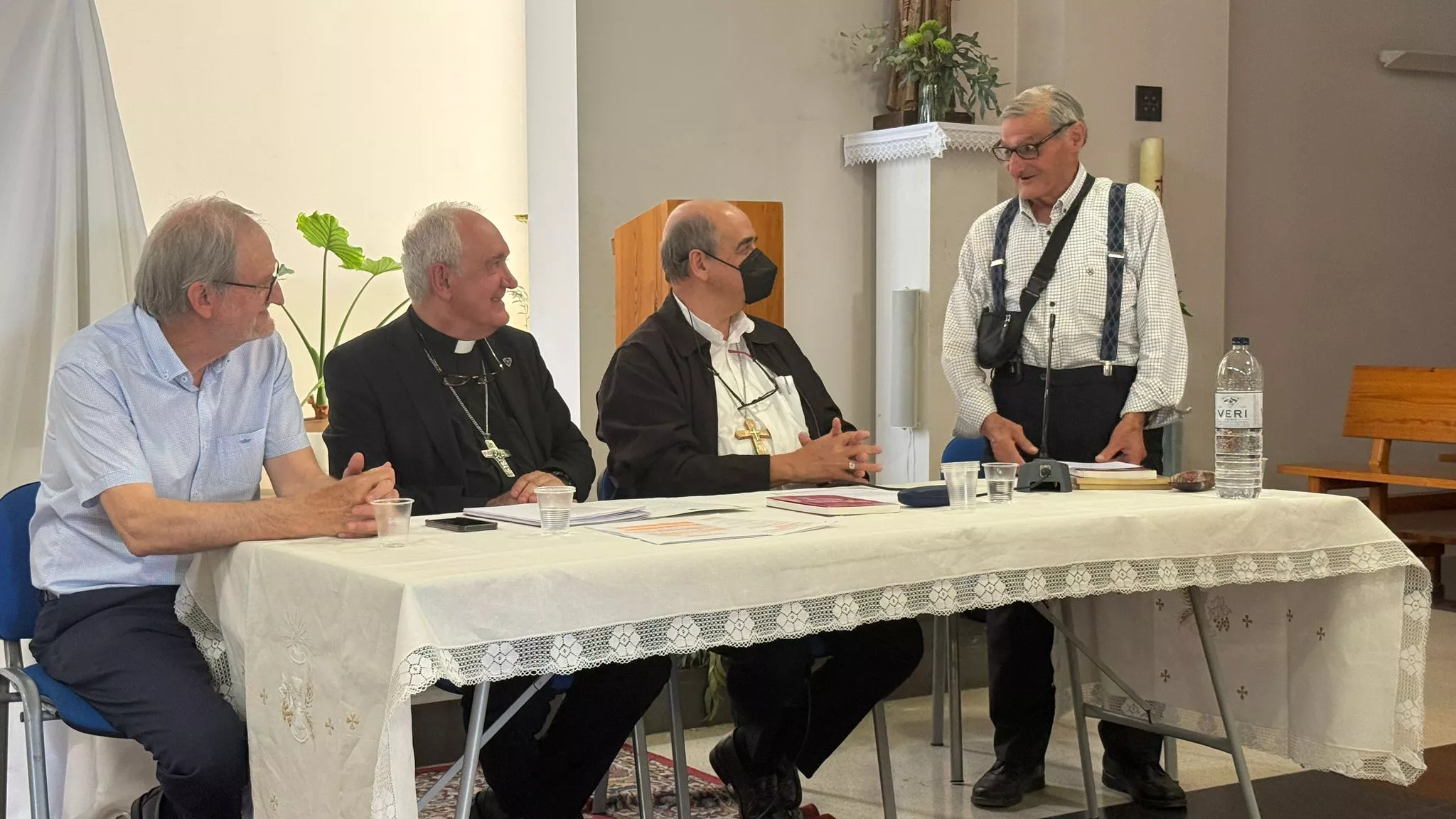 José Antonio Adell, los obispos Pérez Pueyo y Aguado Cuesta, y mosén José María Cabrero, en la presentación de "Pugna entre mitras"