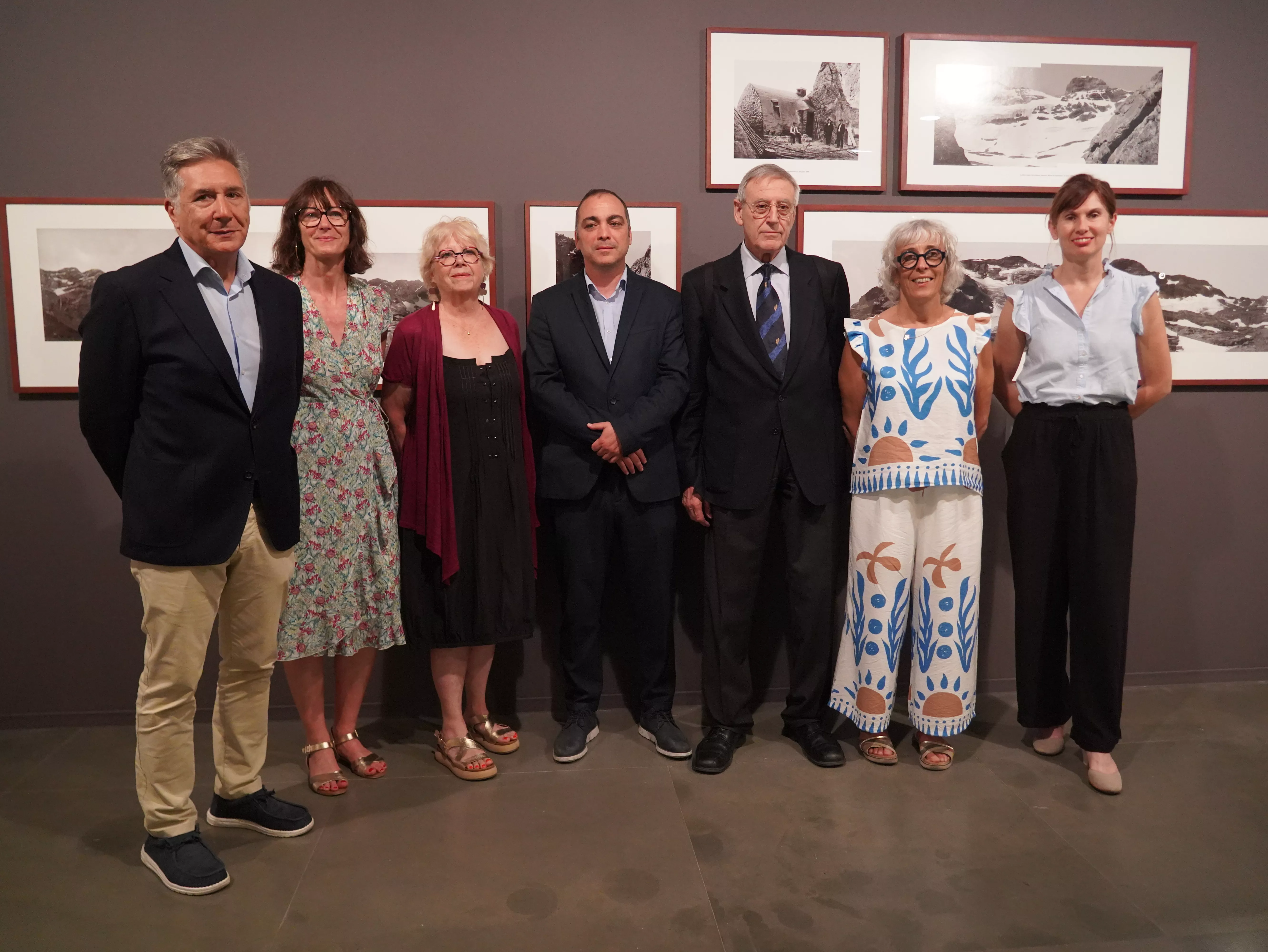 Ricardo Oliván, Carlos Sampériz, Enrique Carbó y representación francesa en la inauguración de la exposición de Lucien Briet