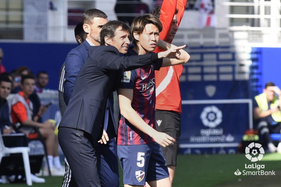 Cuco da instrucciones a Kento en el anterior partido en casa