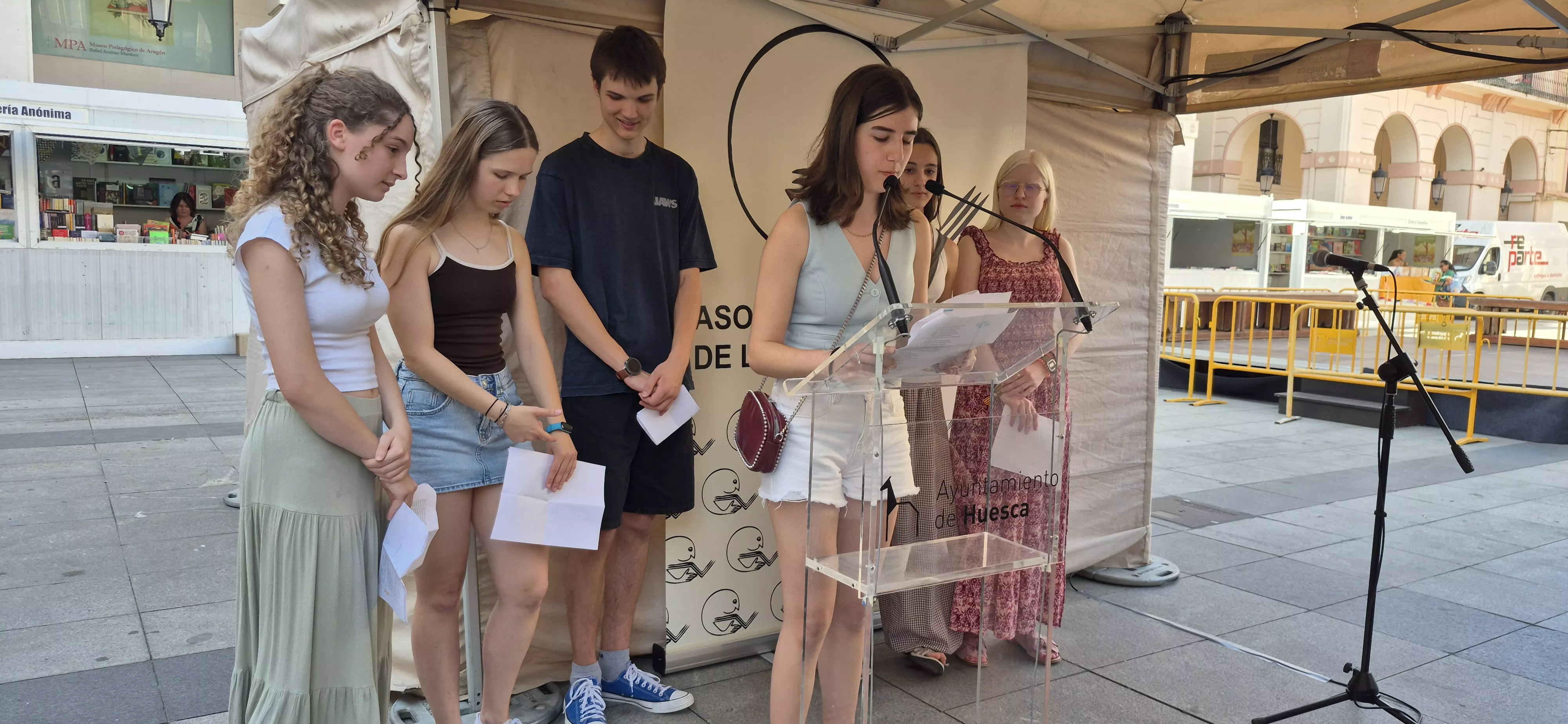 El Club Bibliojoven. Inauguración de la 42ª Feria del Libro de Huesca. Foto Myriam Martínez