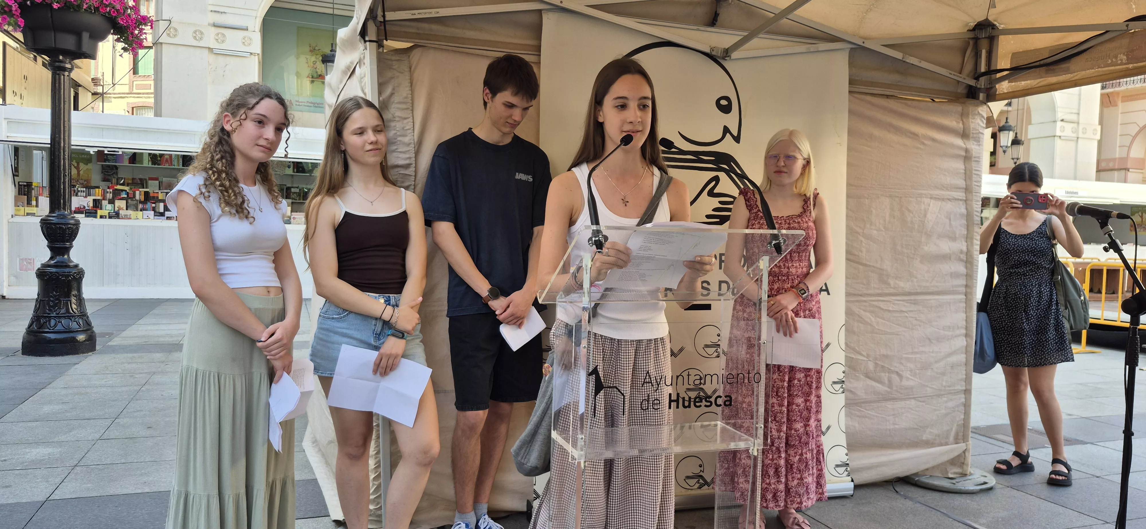 El Club Bibliojoven. Inauguración de la 42ª Feria del Libro de Huesca. Foto Myriam Martínez