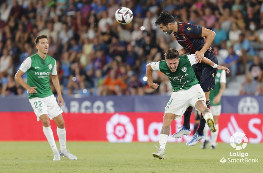 Iborra salta por encima de Escriche ante la mirada de Juan Carlos Real. FOTO: LA LIGA Iborra salta por encima de Escriche ante la mirada de Juan Carlos Real. FOTO: LA LIGA